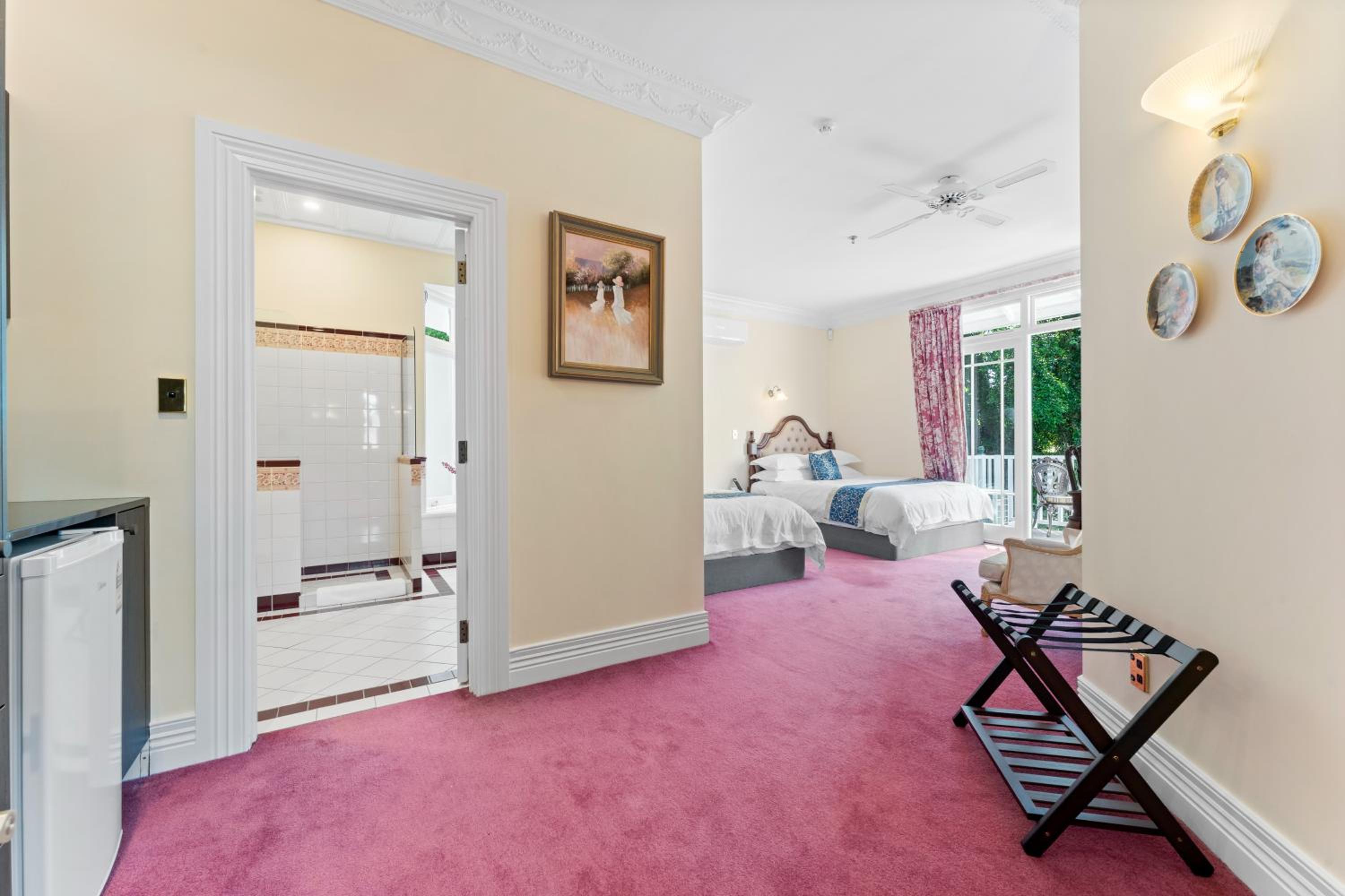 Deluxe Double Room with Balcony - Photo 6