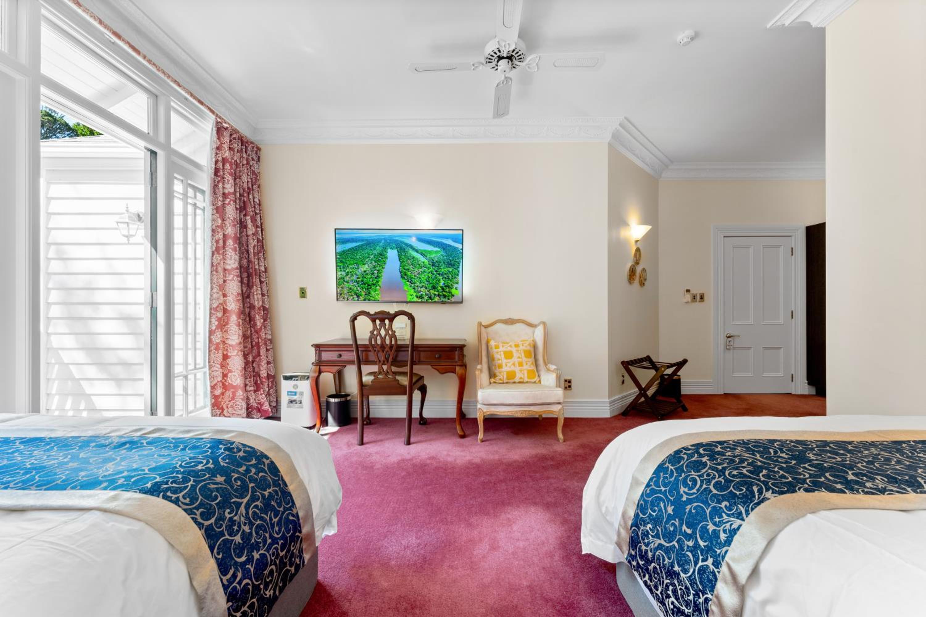 Deluxe Double Room with Balcony - Photo 8