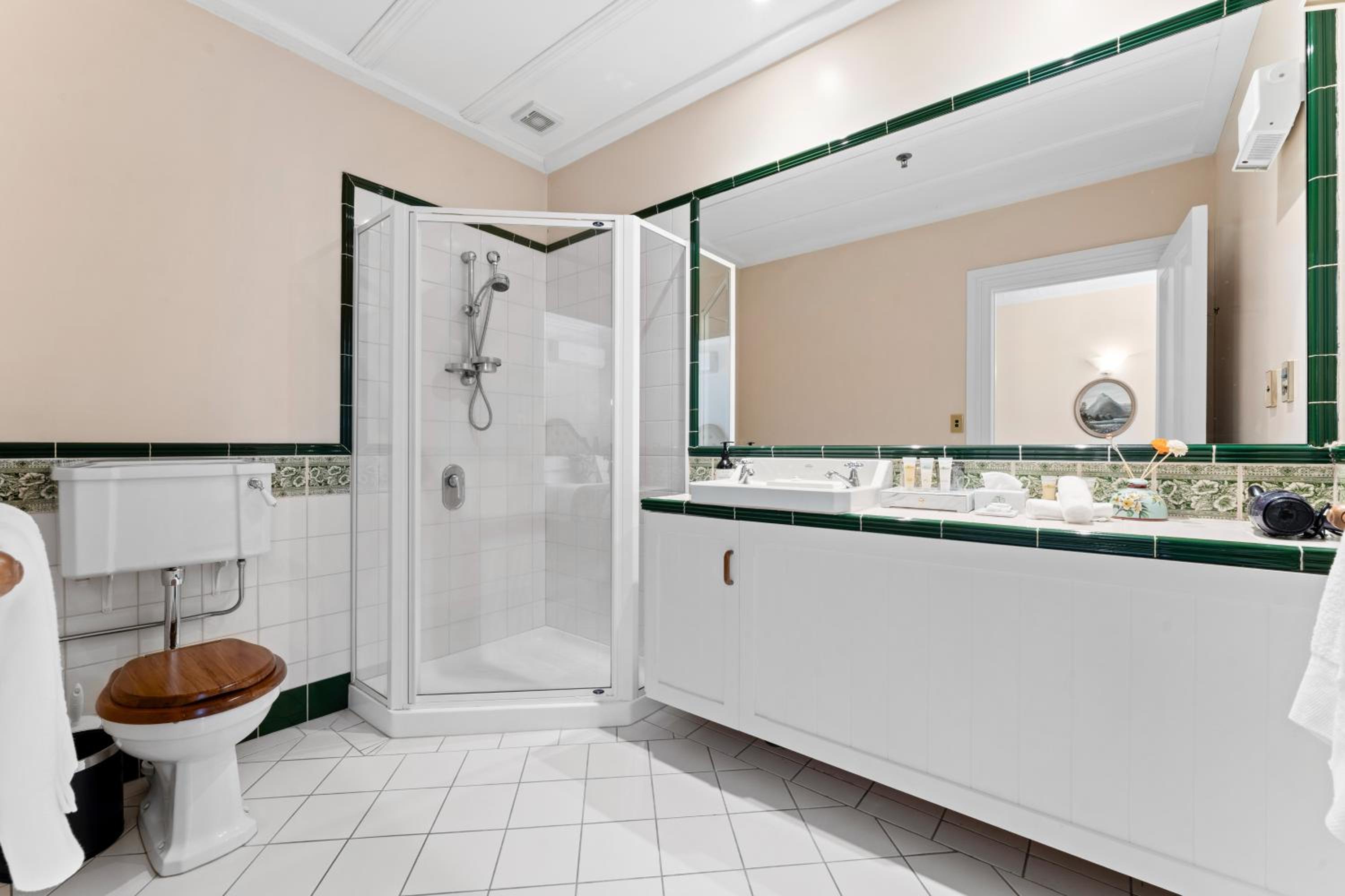 Deluxe King Room - Photo 2