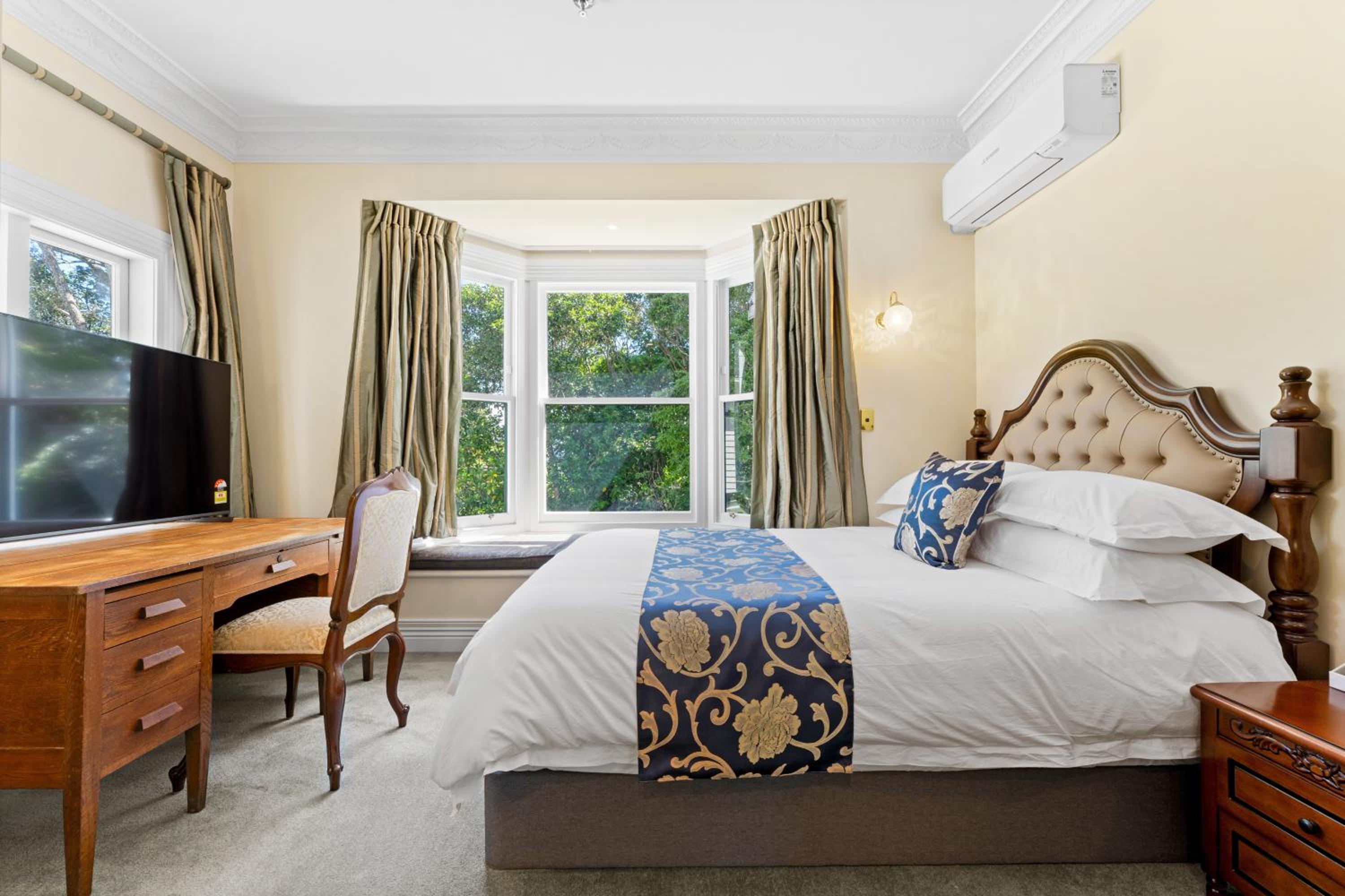 Deluxe King Room - Photo 4