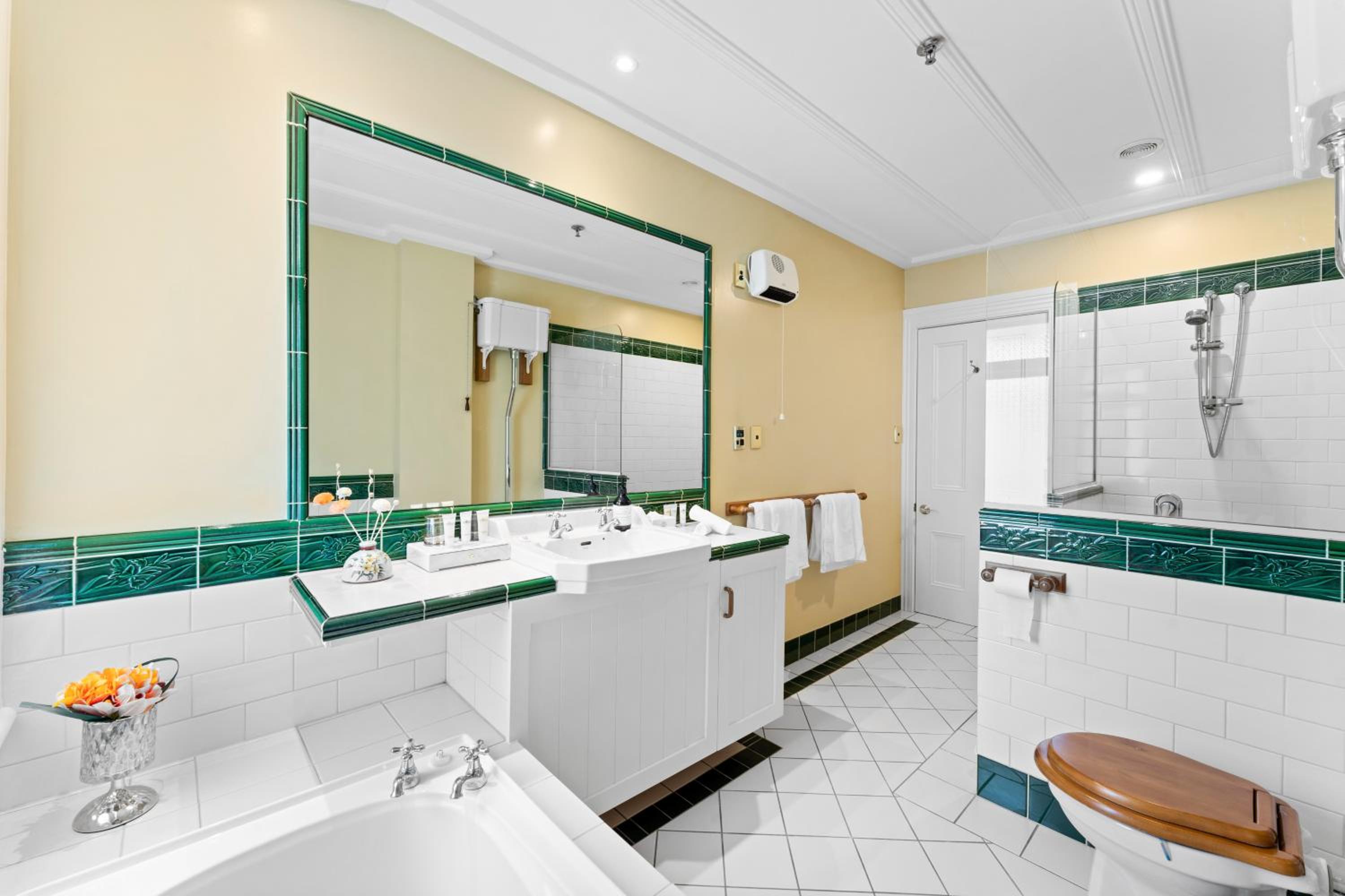 Deluxe Double Room with Bath - Photo 3