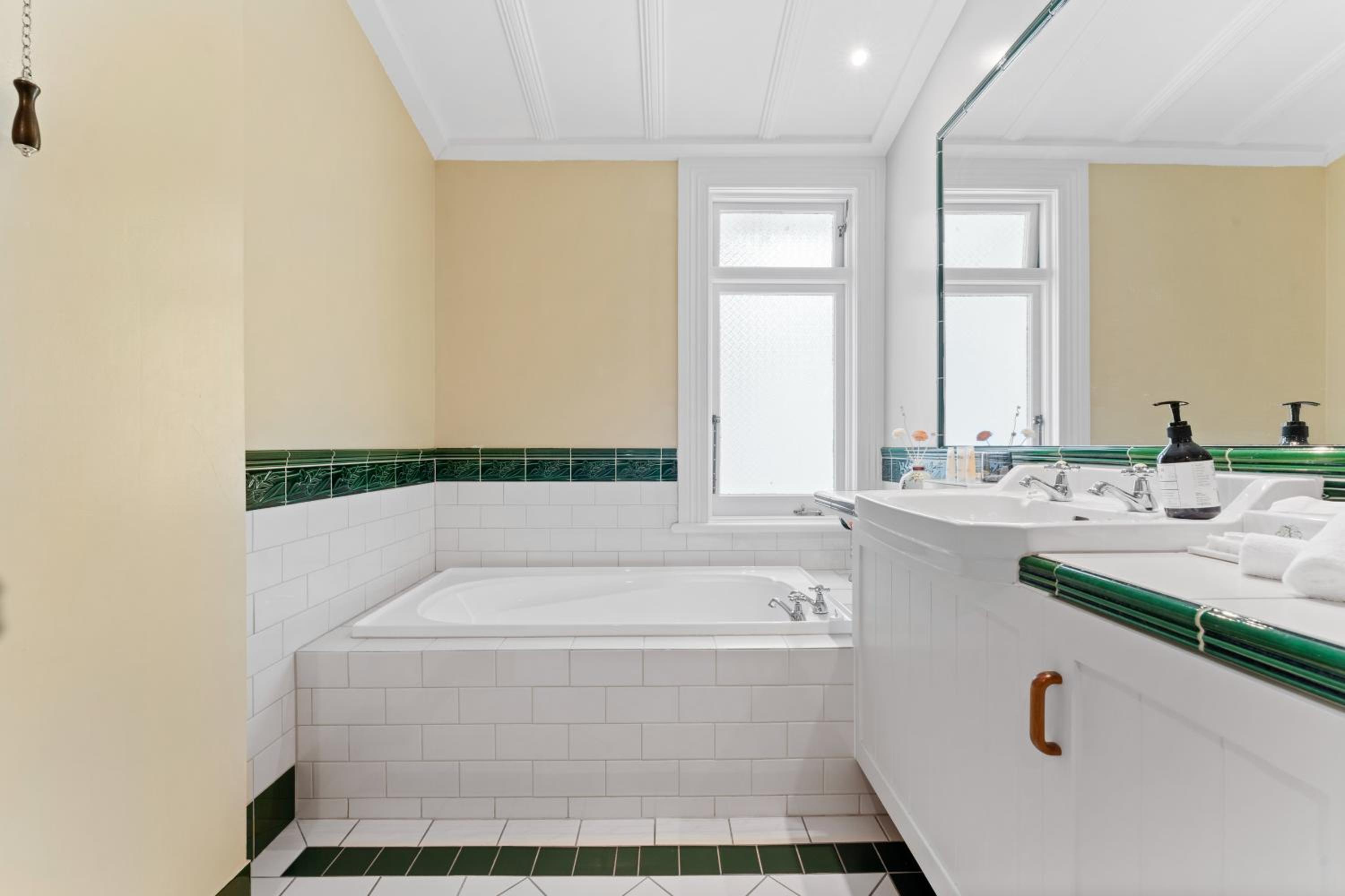 Deluxe Double Room with Bath - Photo 2