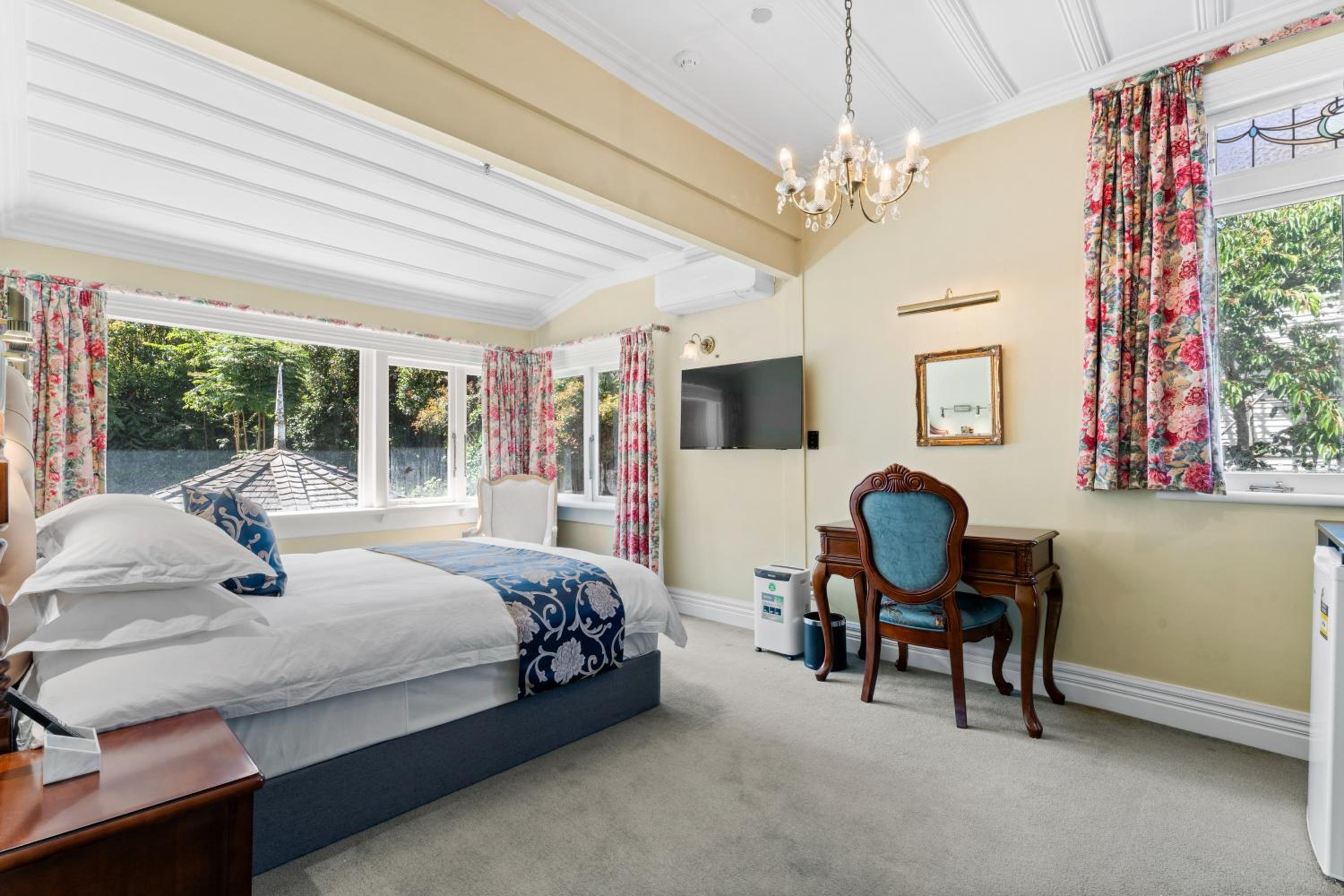 Deluxe Double Room with Bath - Photo 1