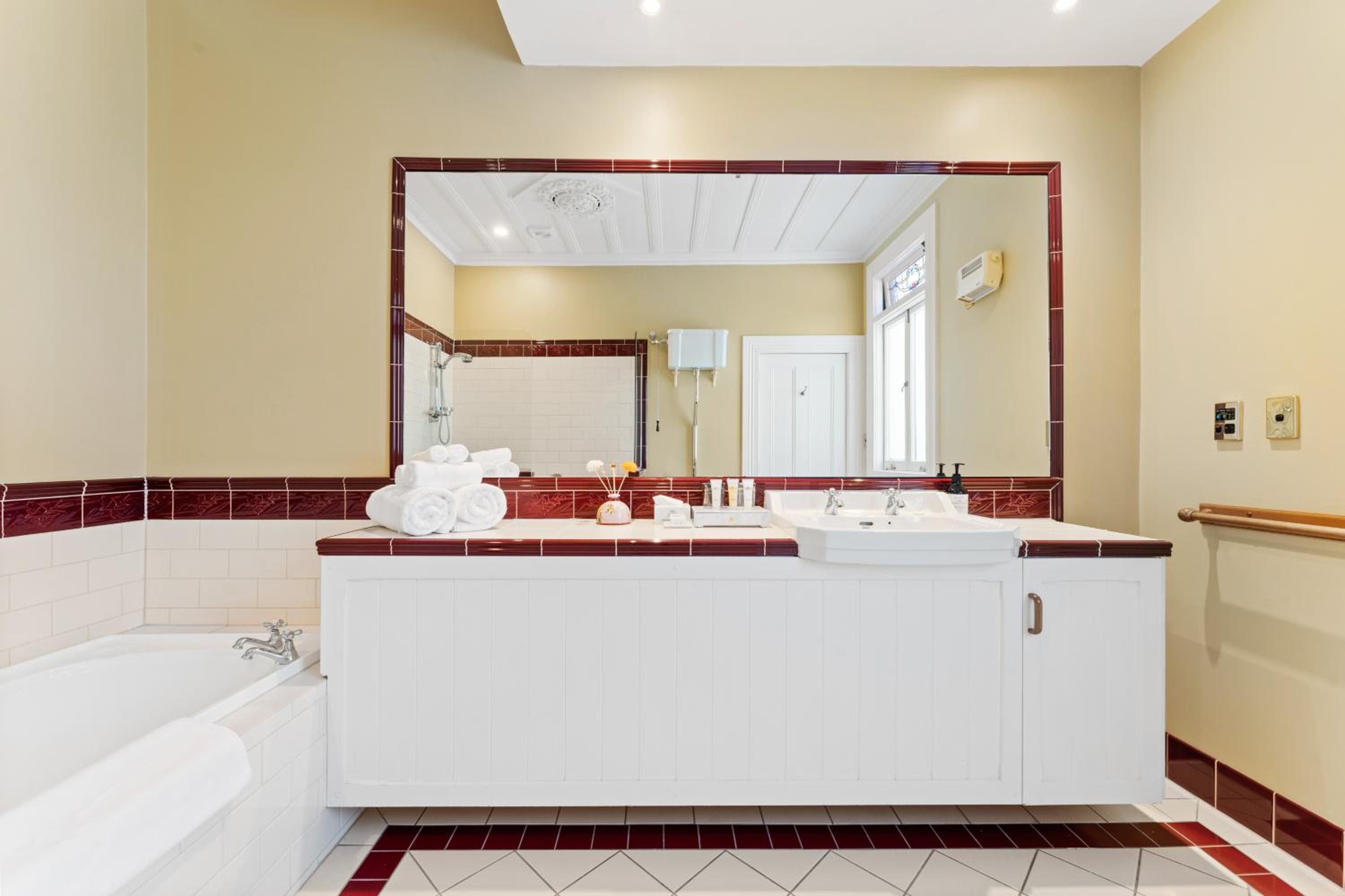 King Room with Spa Bath thumbnail 6