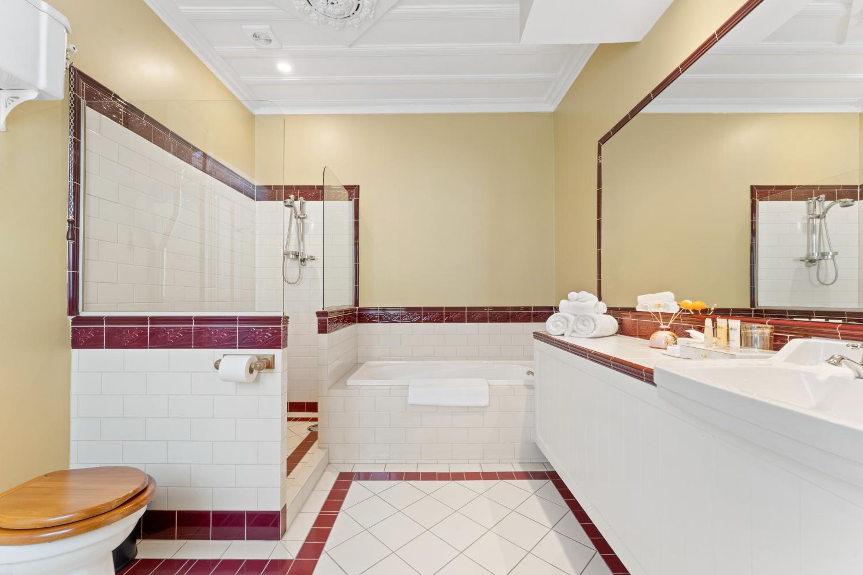 King Room with Spa Bath thumbnail 5