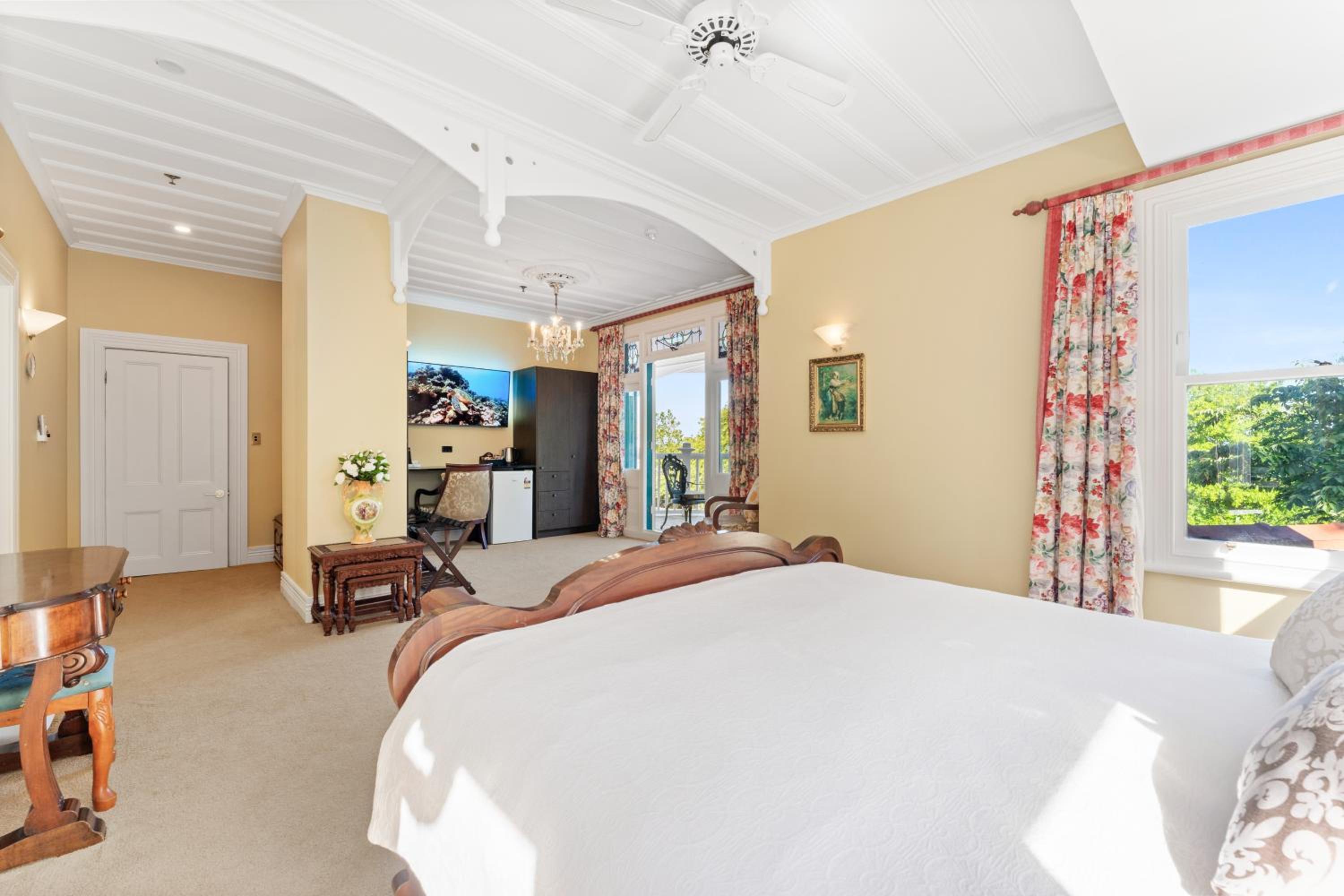 King Room with Balcony - Photo 7