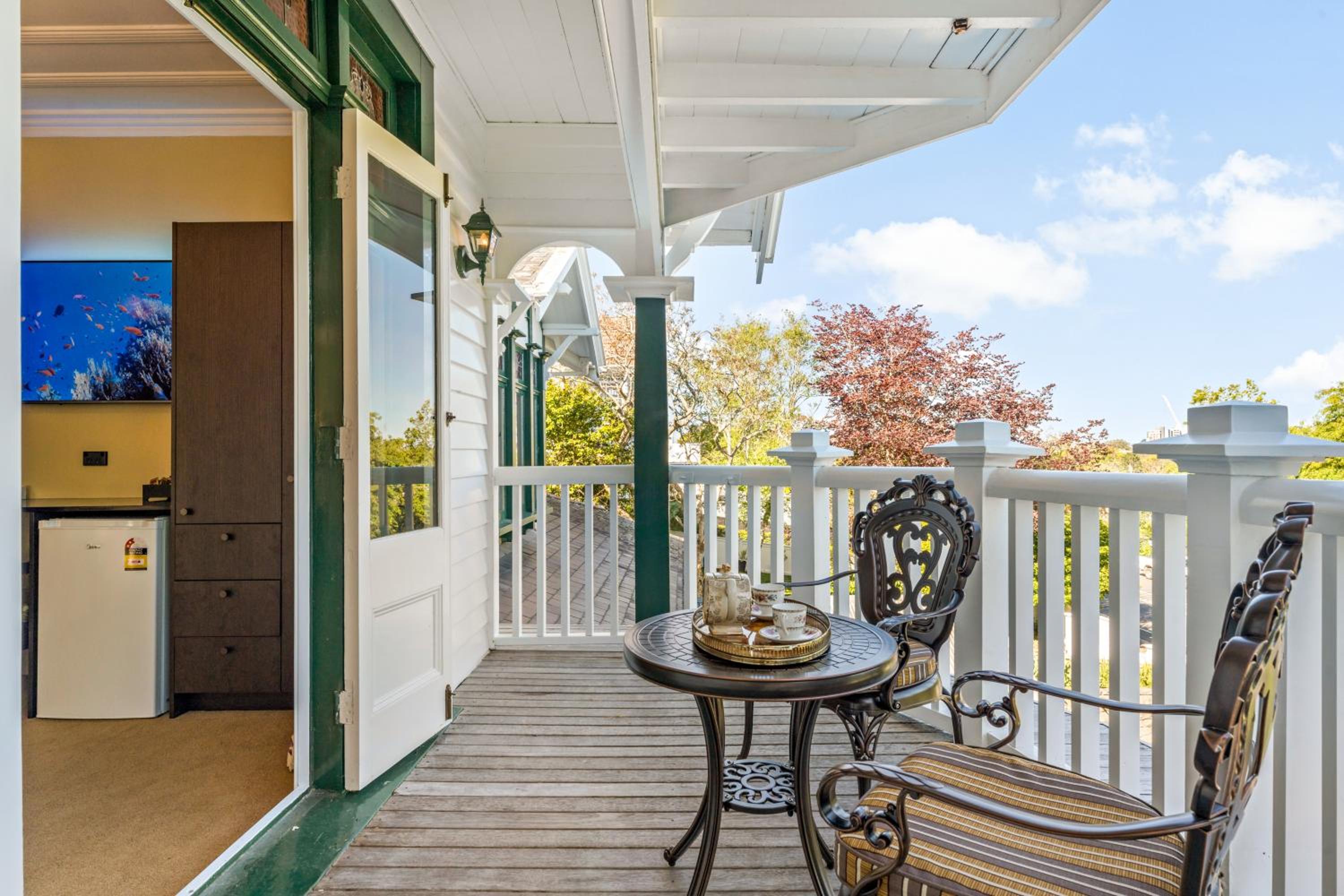 King Room with Balcony - Photo 5