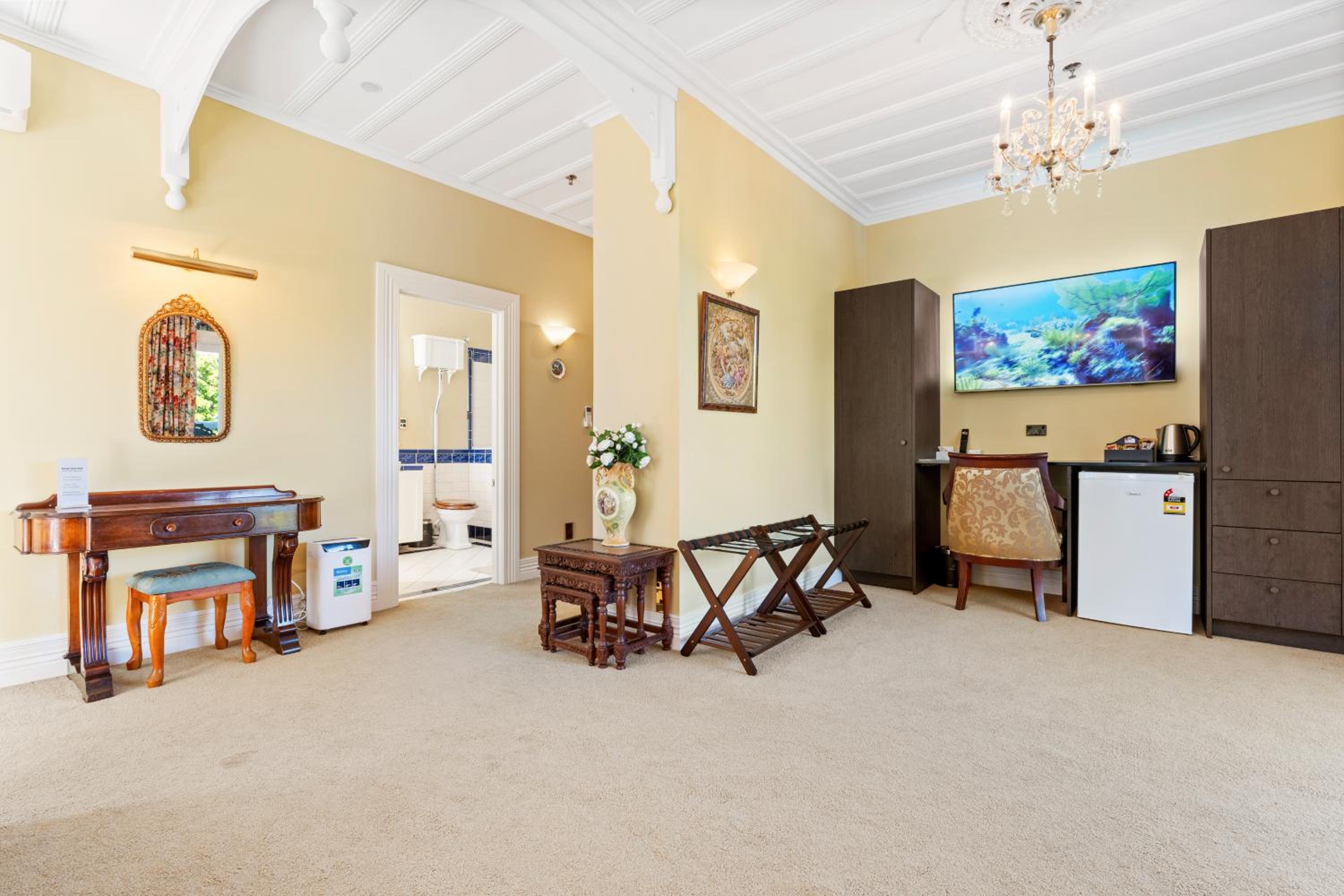 King Room with Balcony - Photo 8