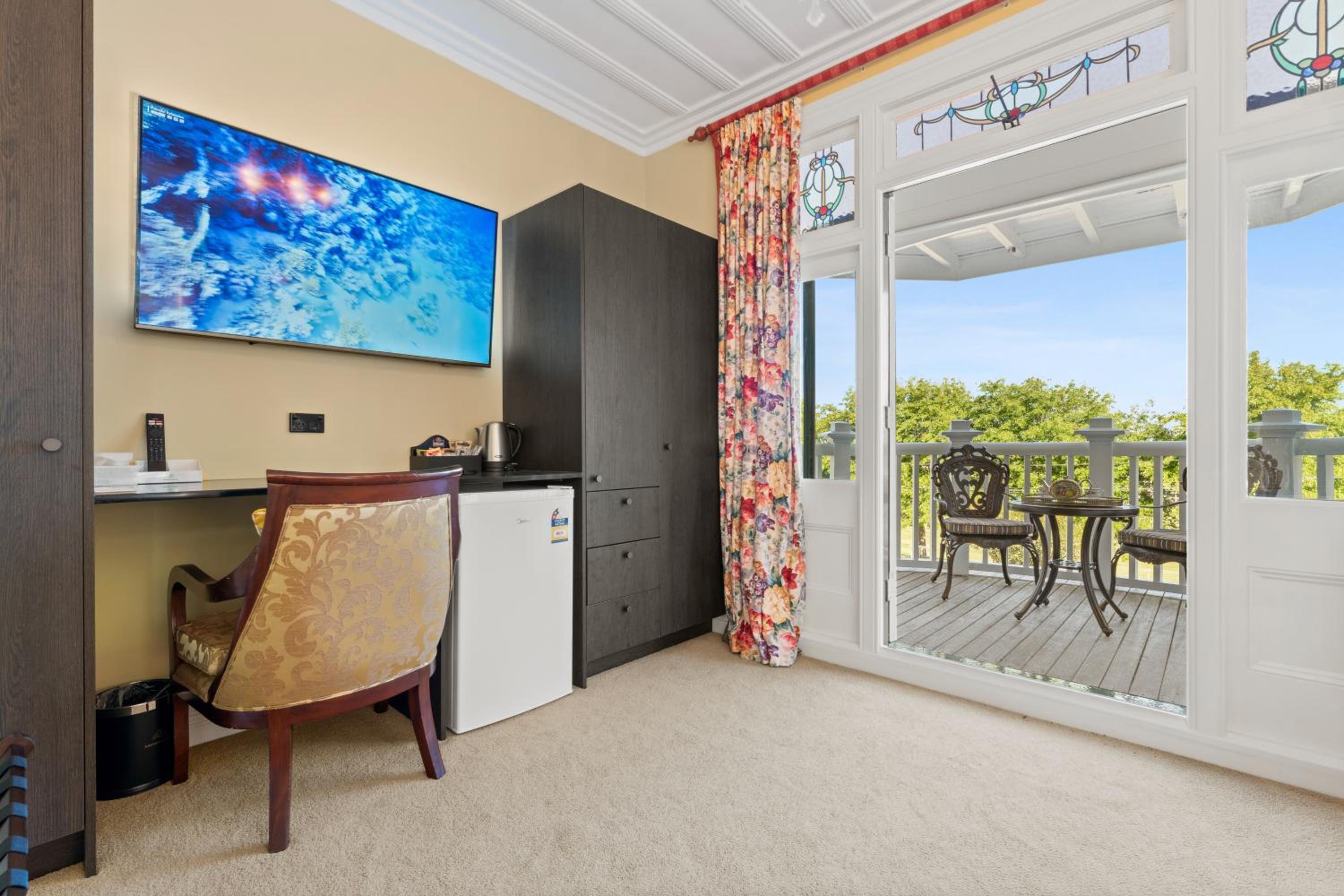 King Room with Balcony - Photo 9