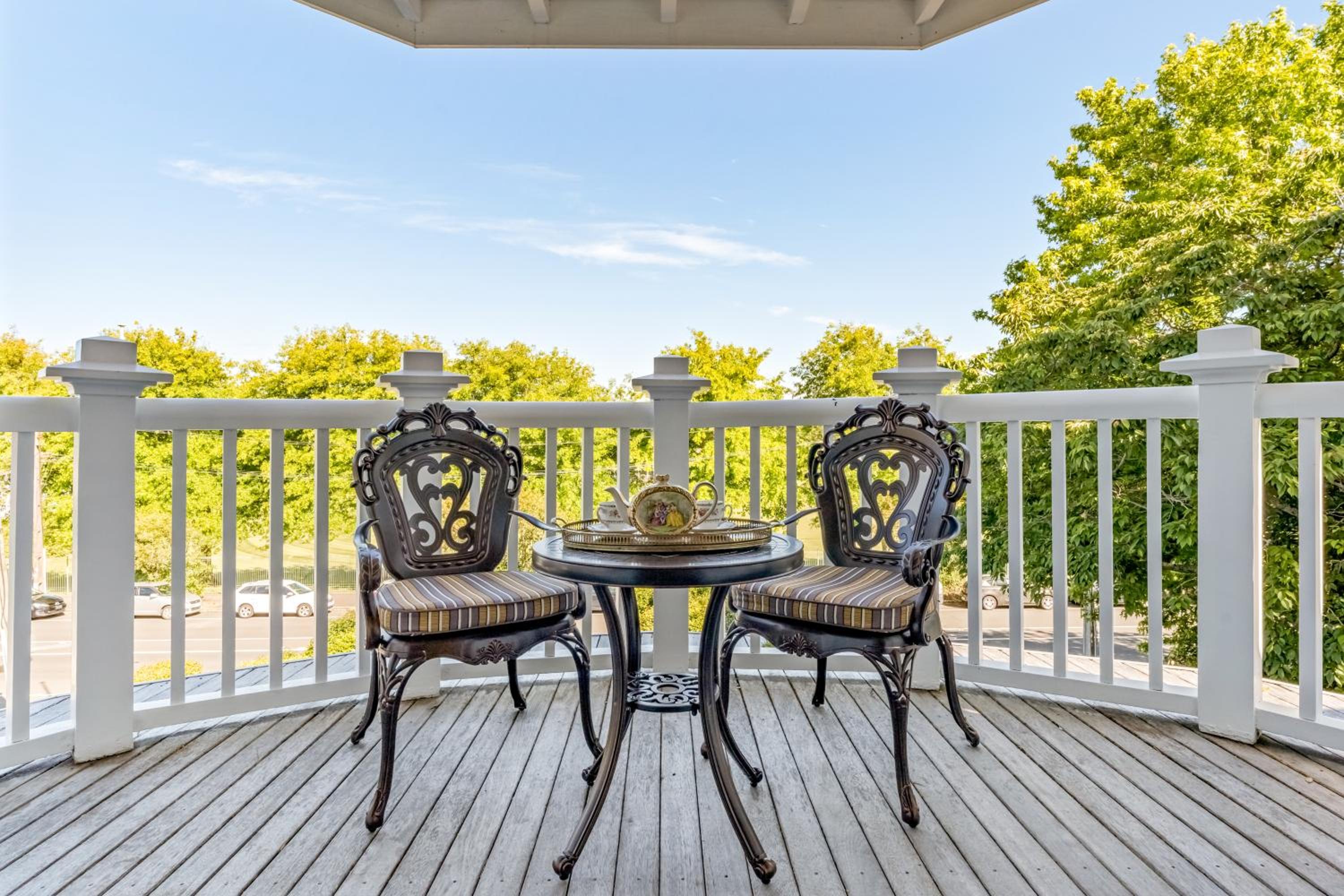 King Room with Balcony - Photo 4