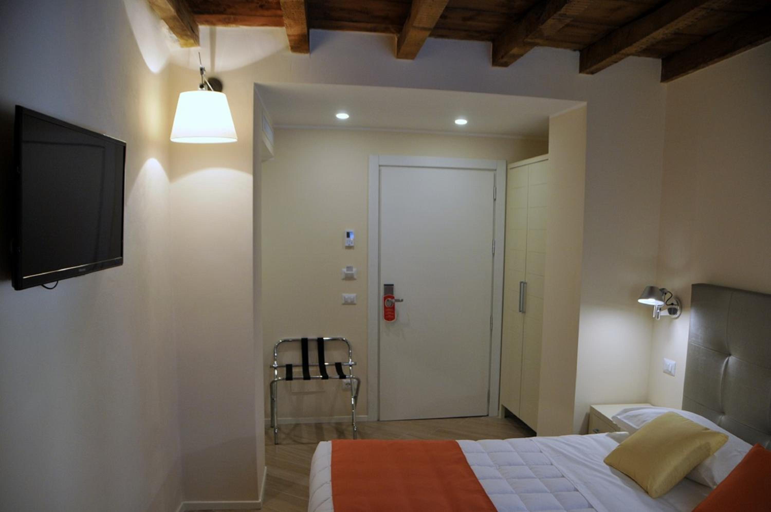 Double Room - Photo 8