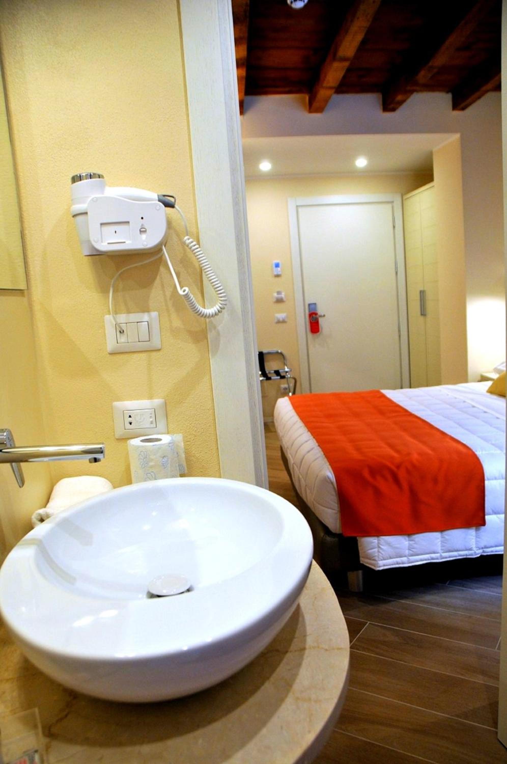 Double Room - Photo 11