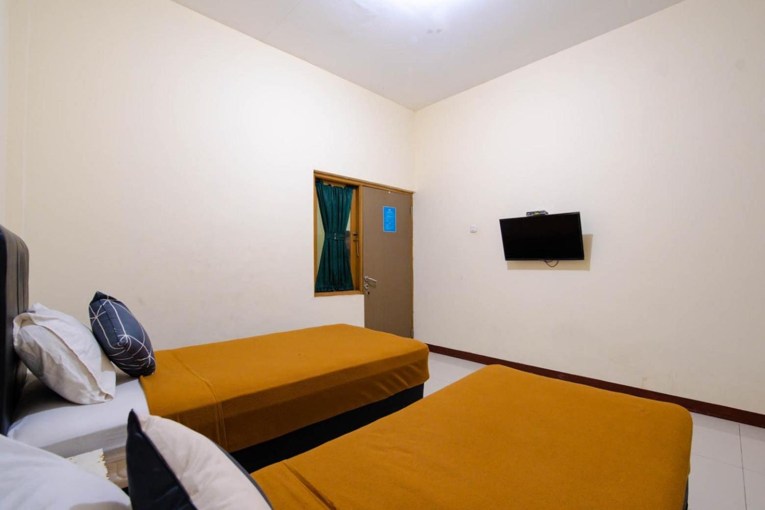 Standard Twin Room - Photo 3