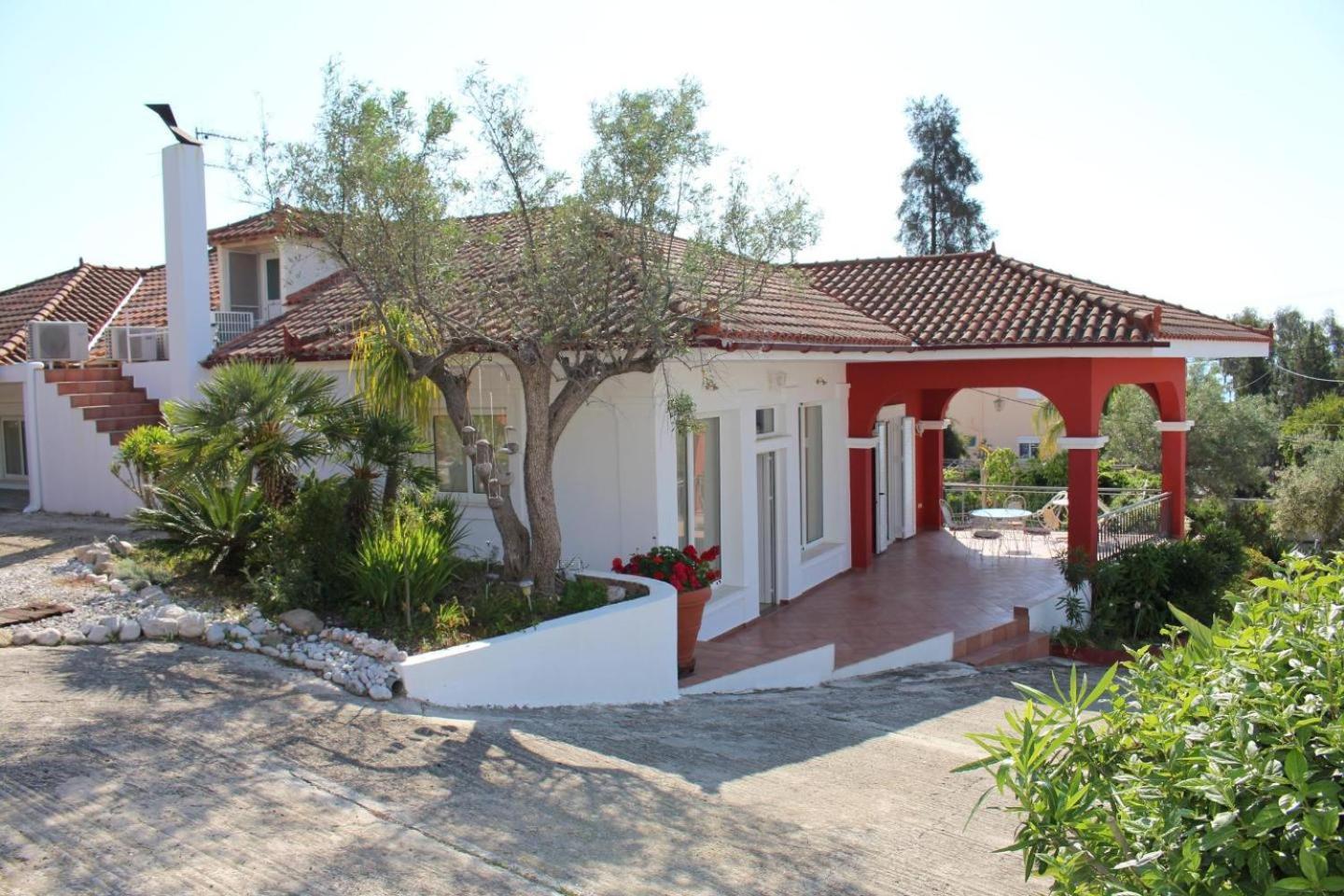 Three-Bedroom House photo 3