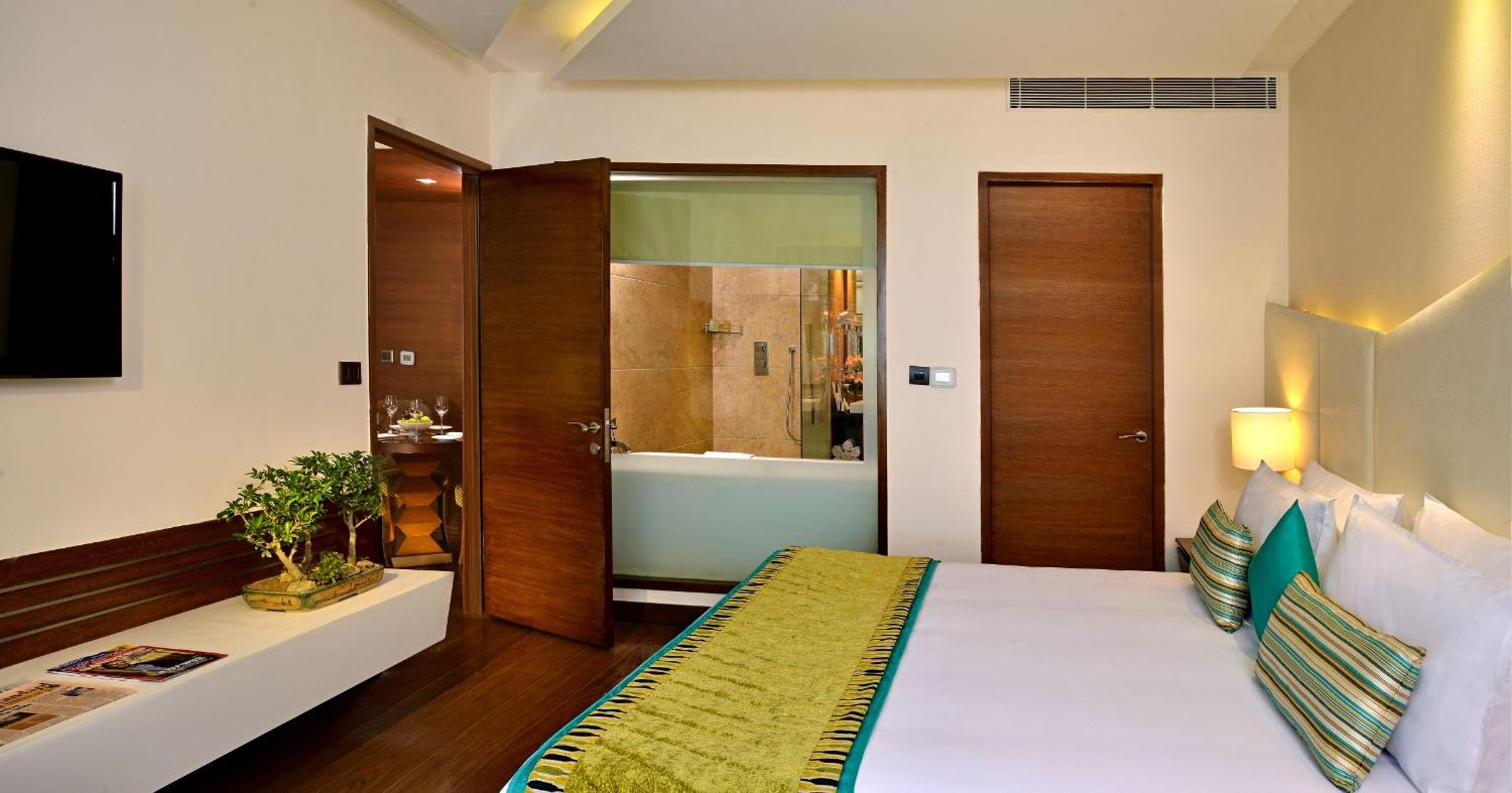 King Suite with Separate Living Room and Private Balcony and with 20% discount on Food, Spa, Beverages and Laundry | 1+1 IMFL from 3pm to 7pm - Photo 1