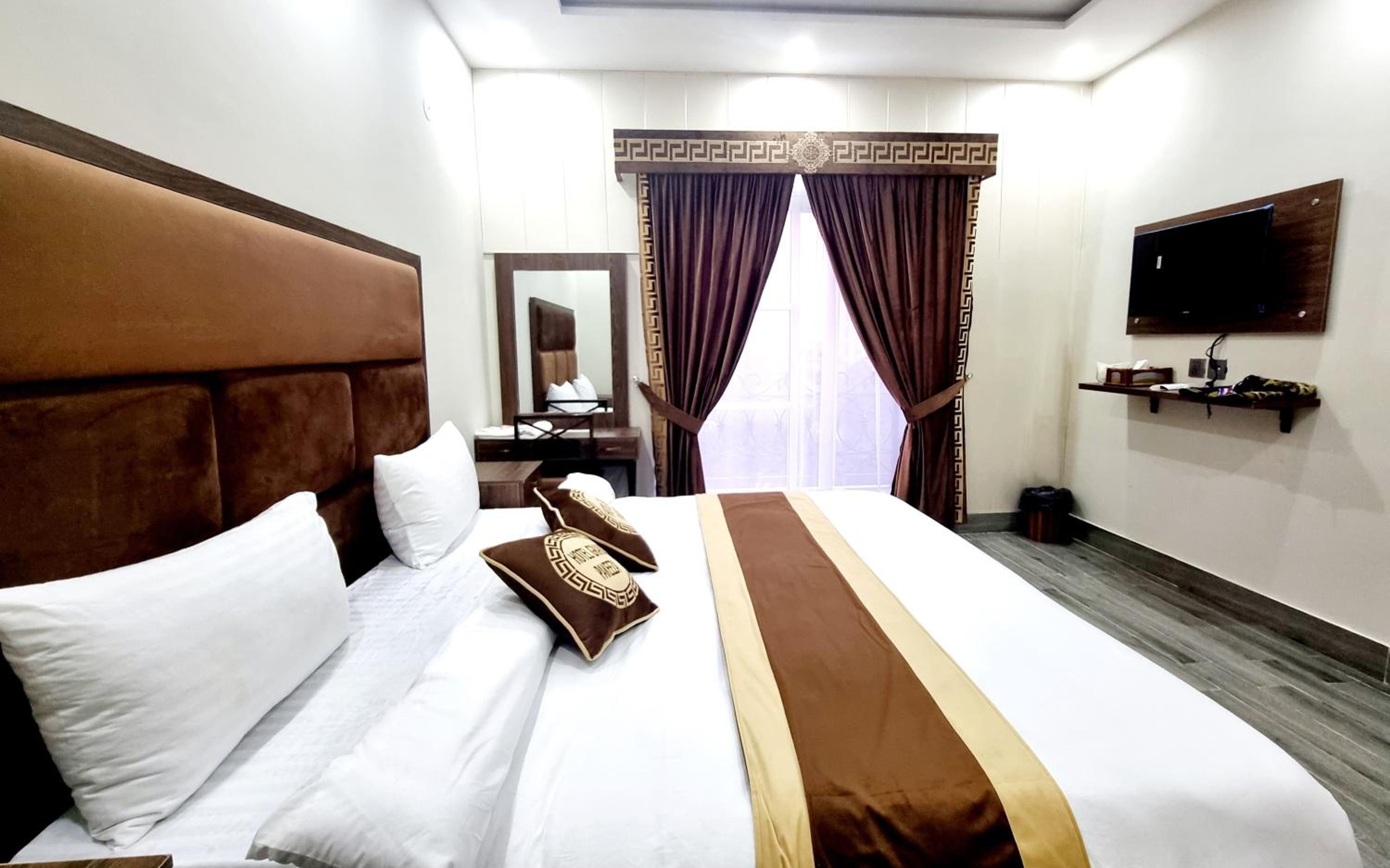 Deluxe King Room photo 1