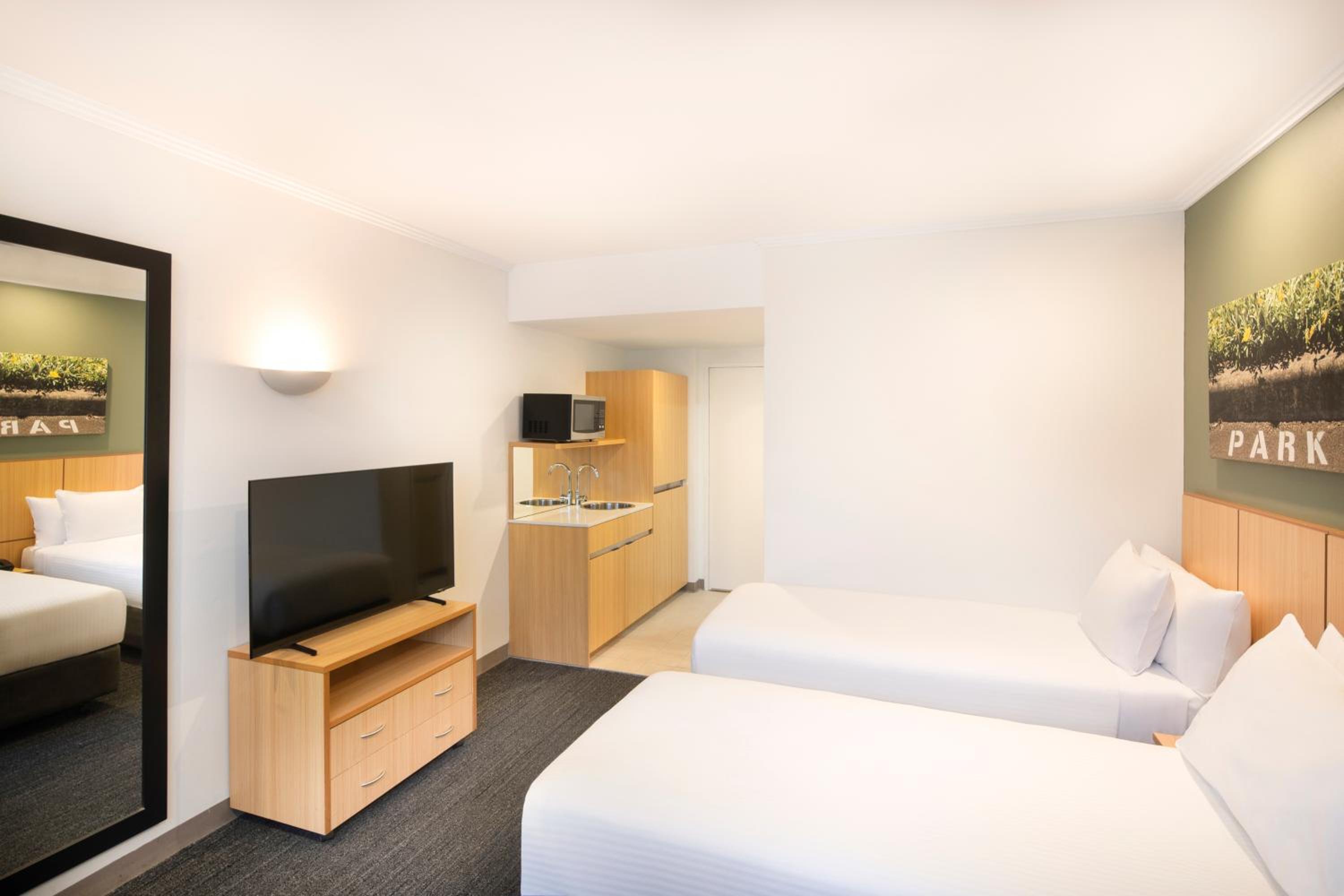 Standard Accessible Twin Room - Photo 6