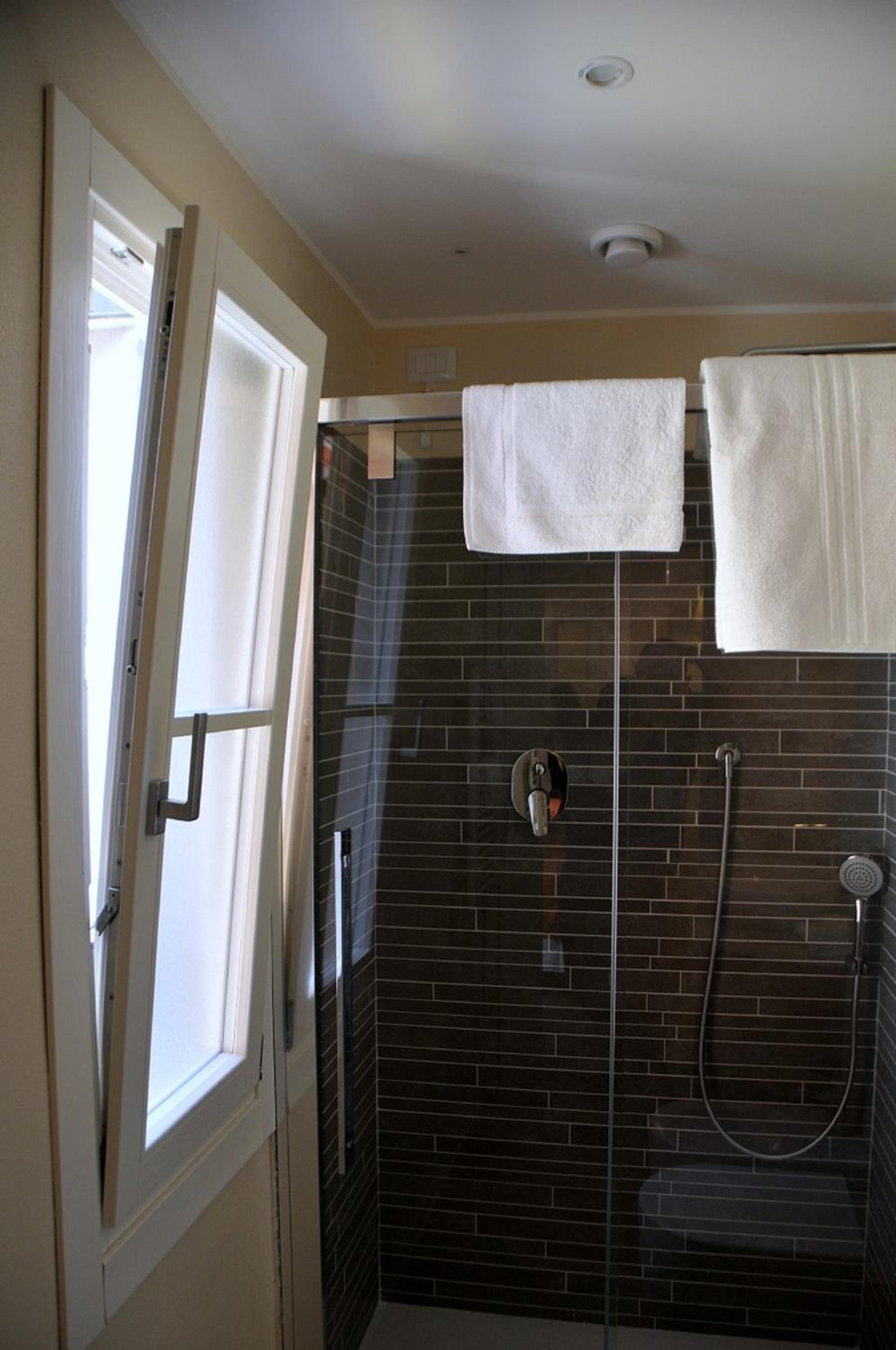 Double Room - Photo 17