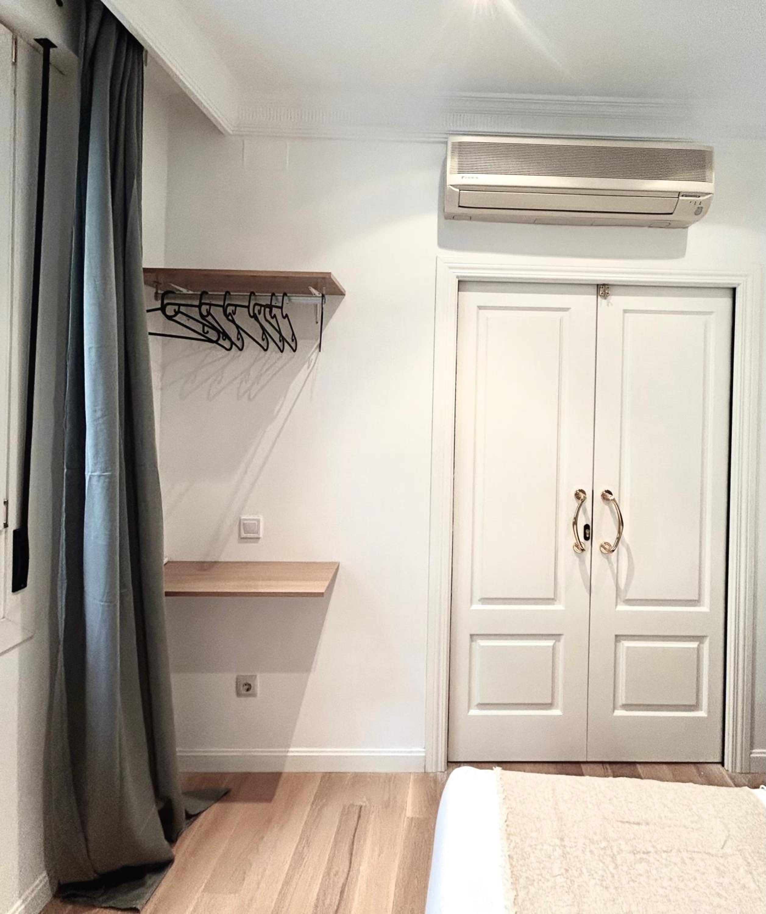 Double Room with Shared Bathroom photo 2