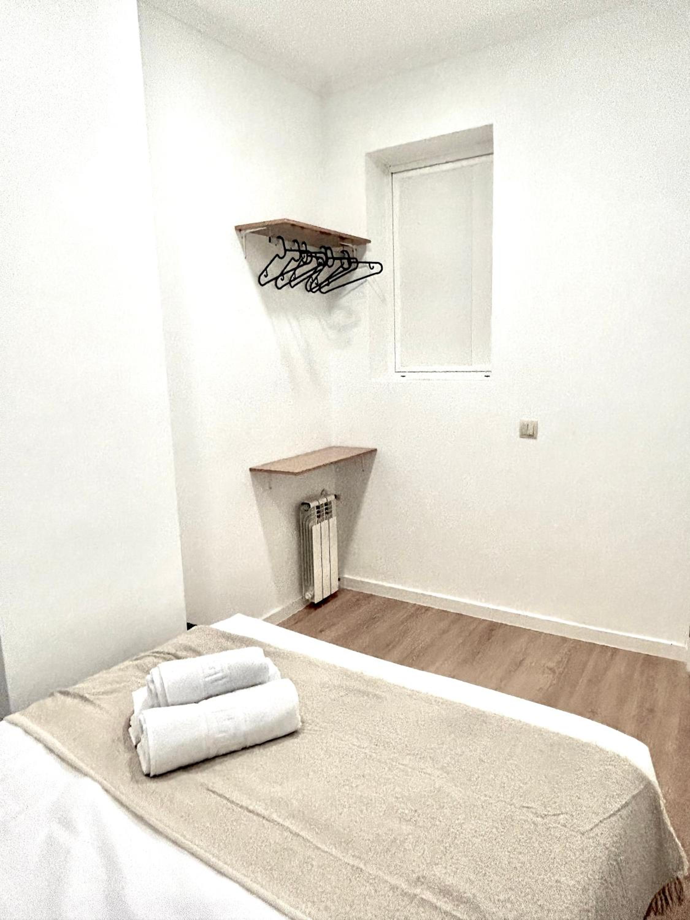 Double Room with Shared Bathroom photo 2