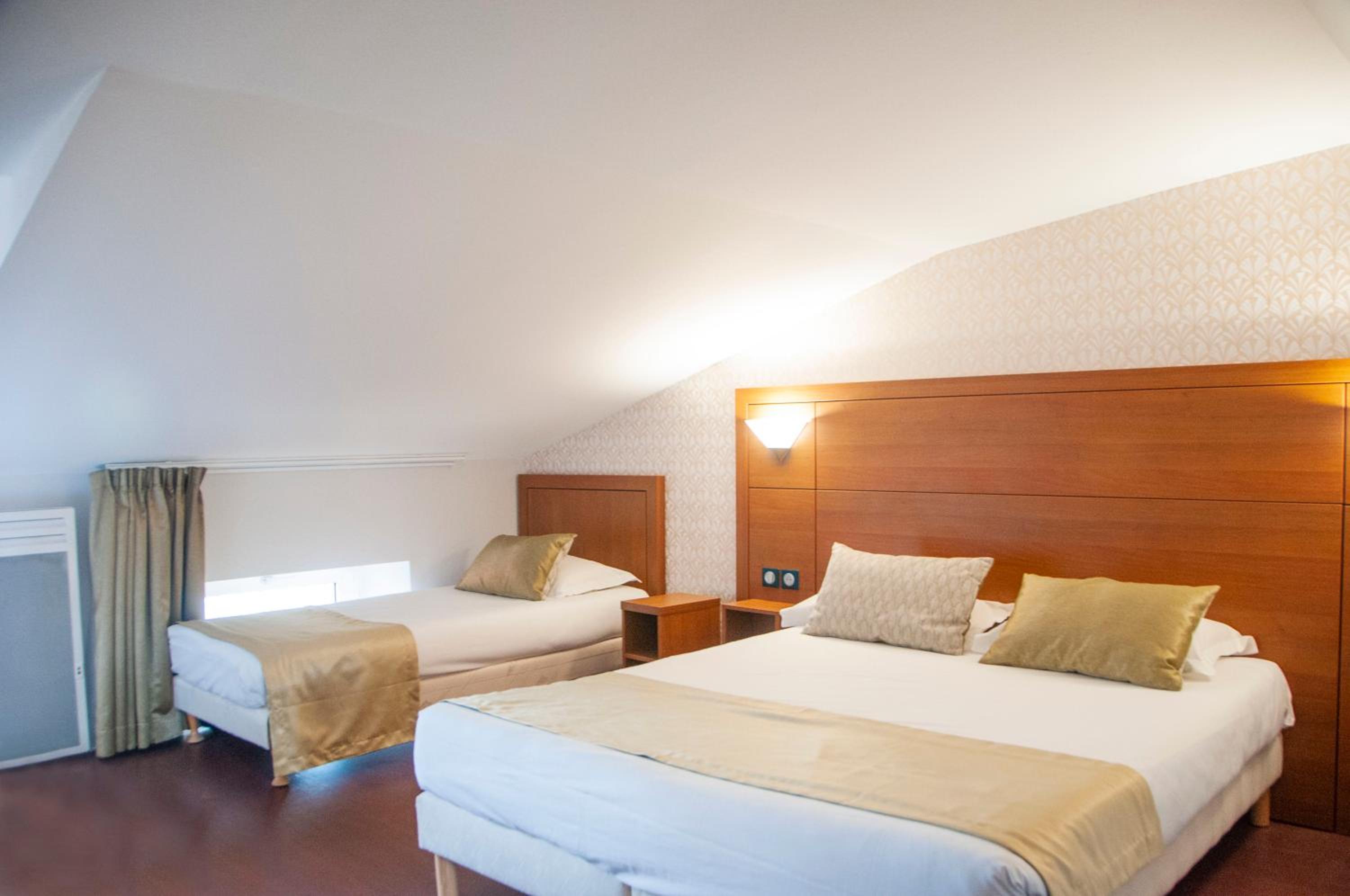 Family Room with One Queen Bed and Two Single Beds - Balcony/Non-Smoking