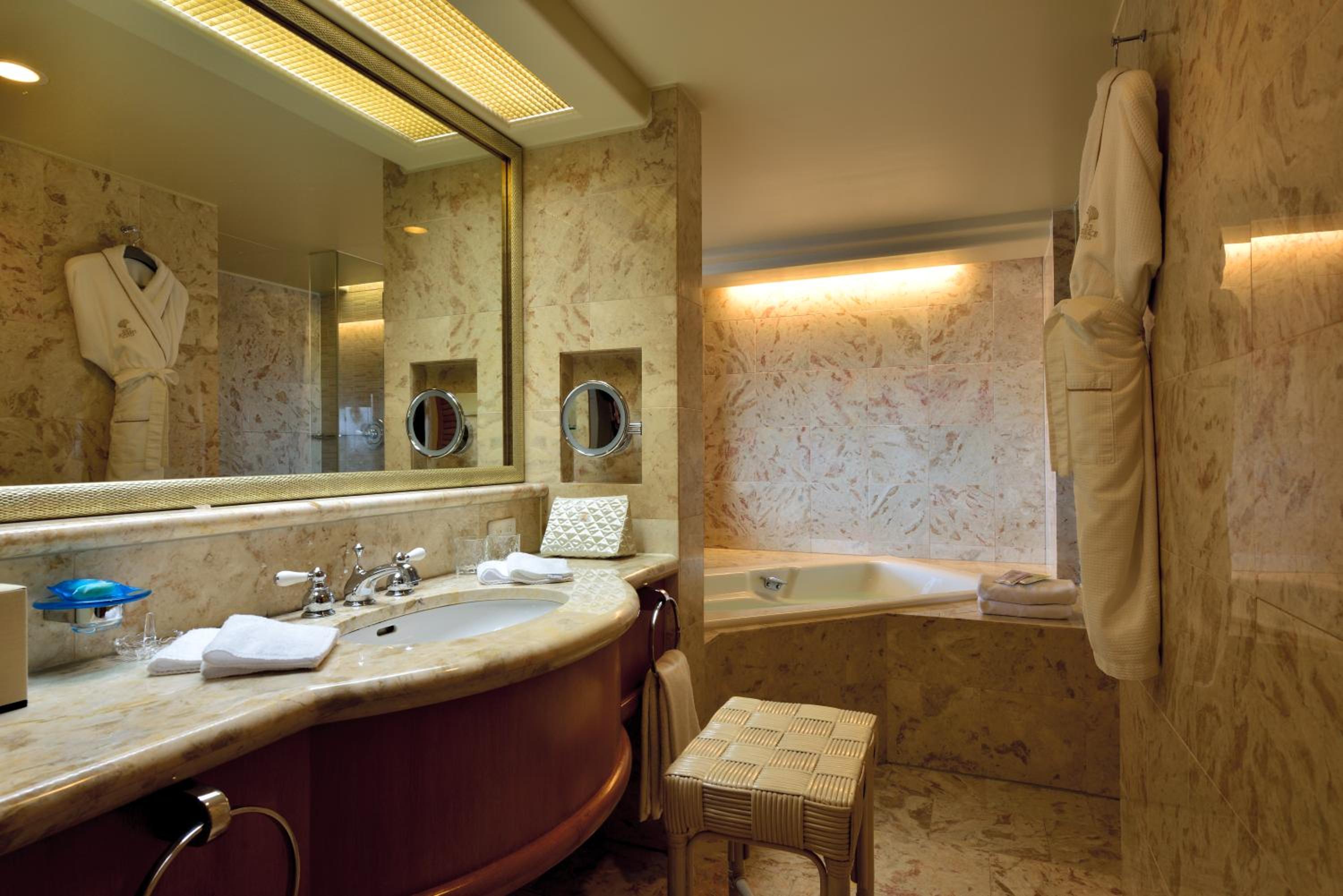 Executive Suite King Room with Lounge Access - Non-Smoking photo 2