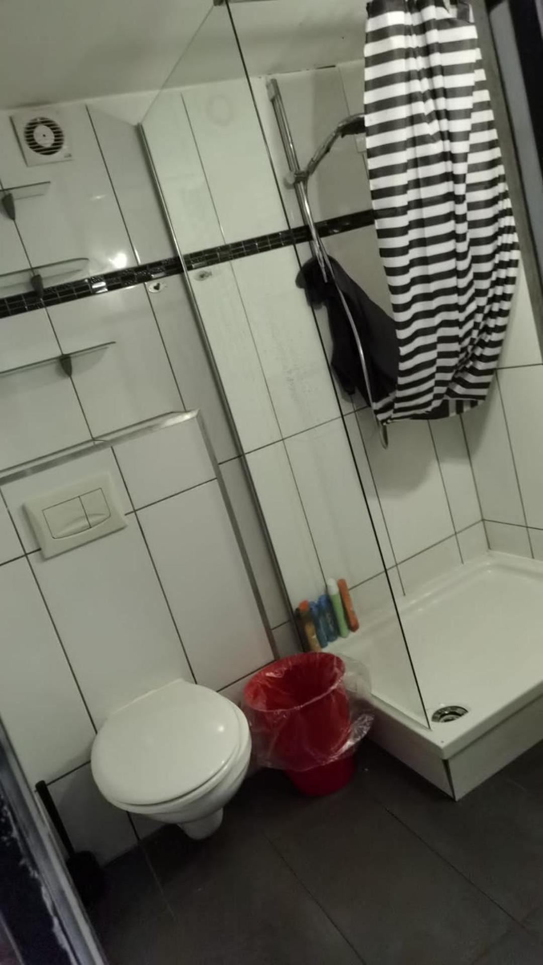 Double Room with Shared Bathroom - Basement photo 2