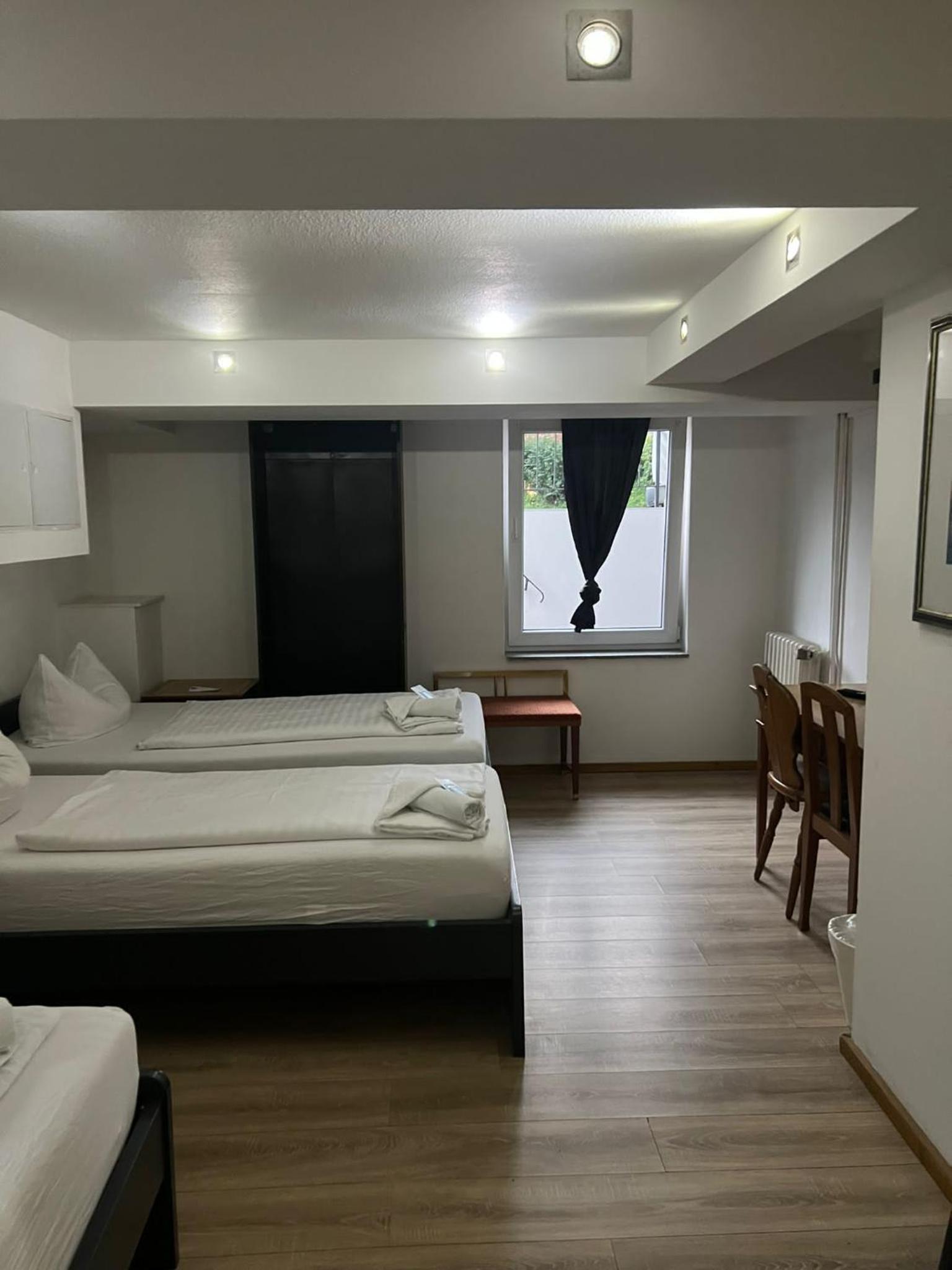 Triple Room with Shared Bathroom - Basement  photo 3