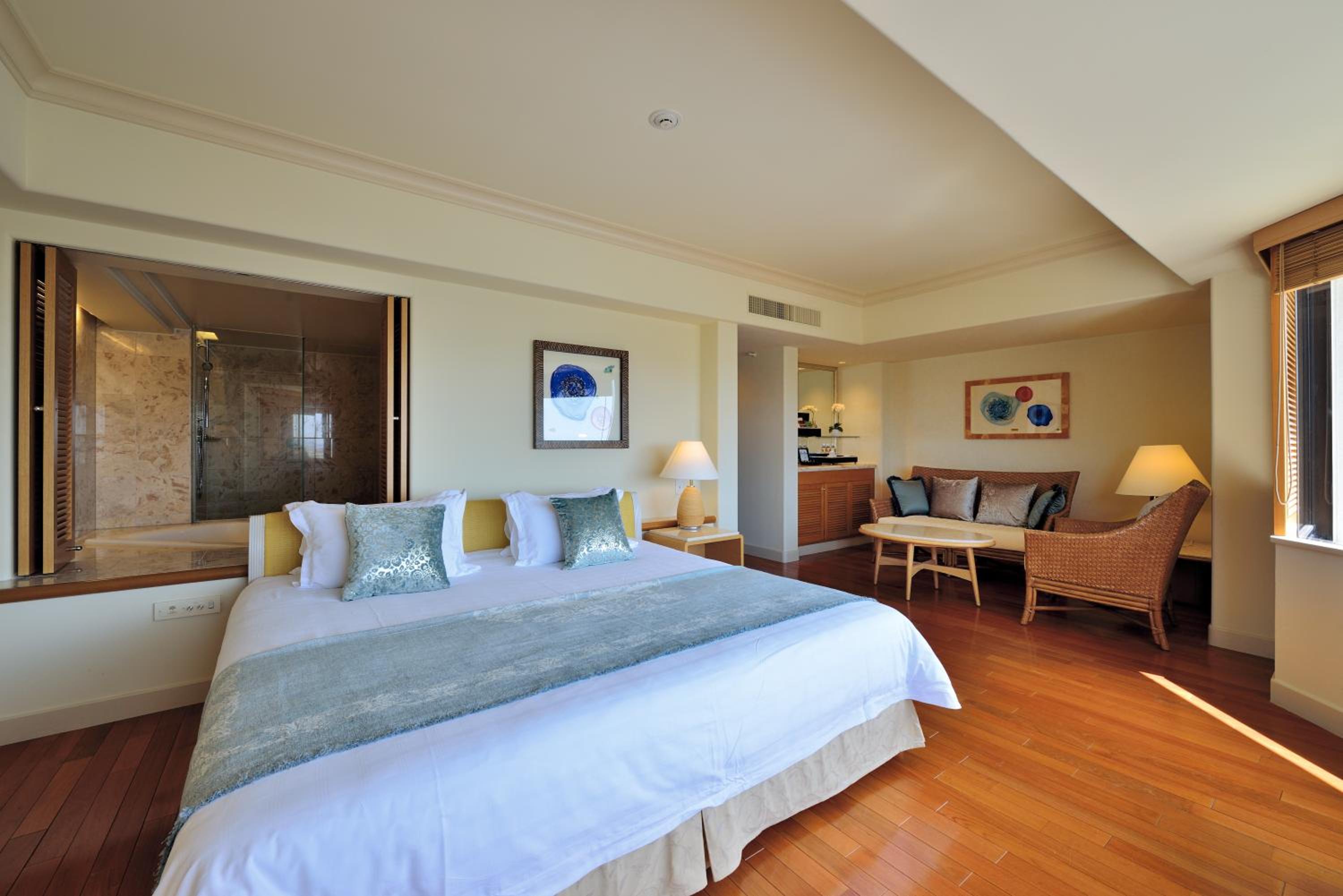 Executive Suite King Room with Lounge Access - Non-Smoking photo 3
