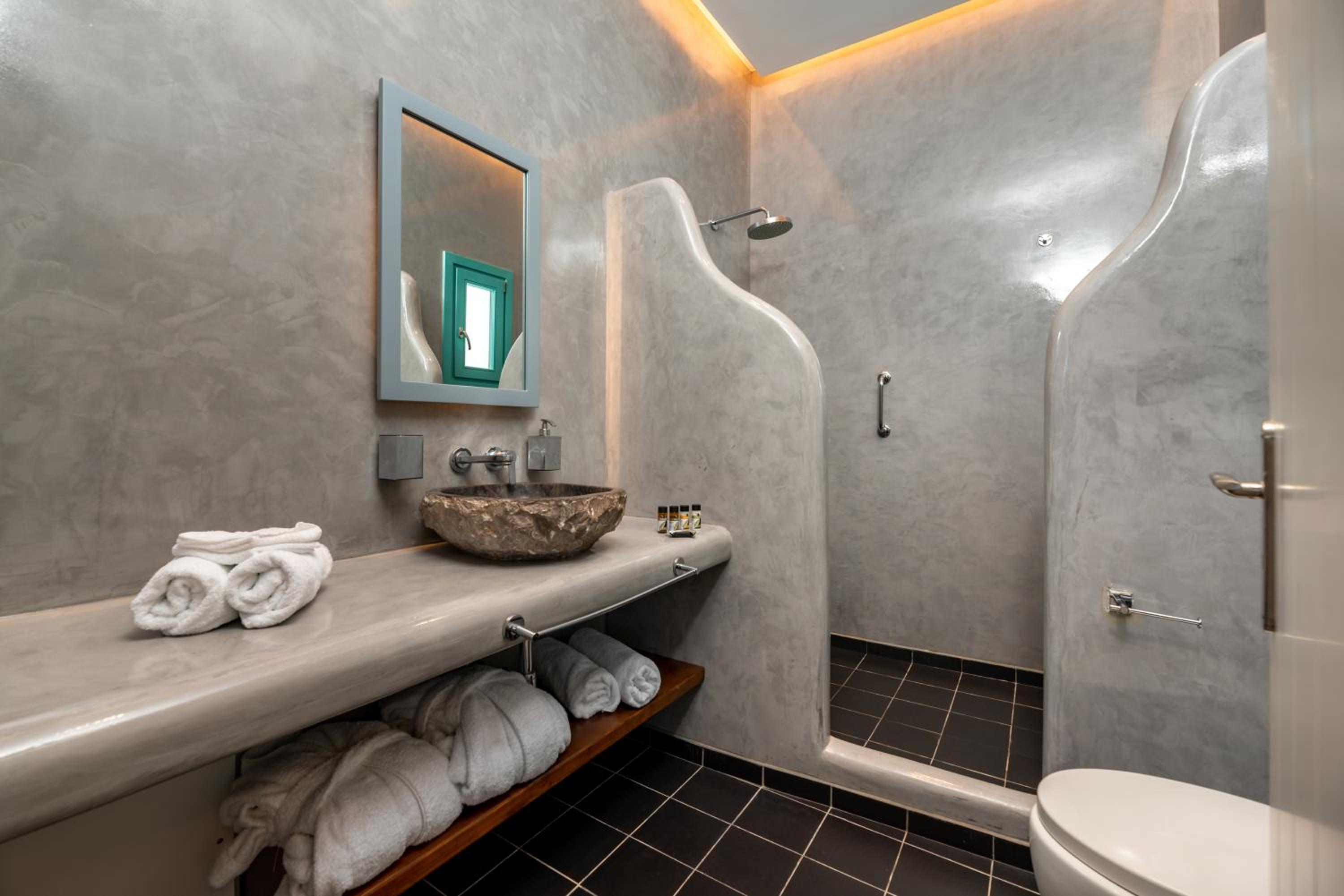 Loft Suite with Outdoor Hot Tub - Photo 17