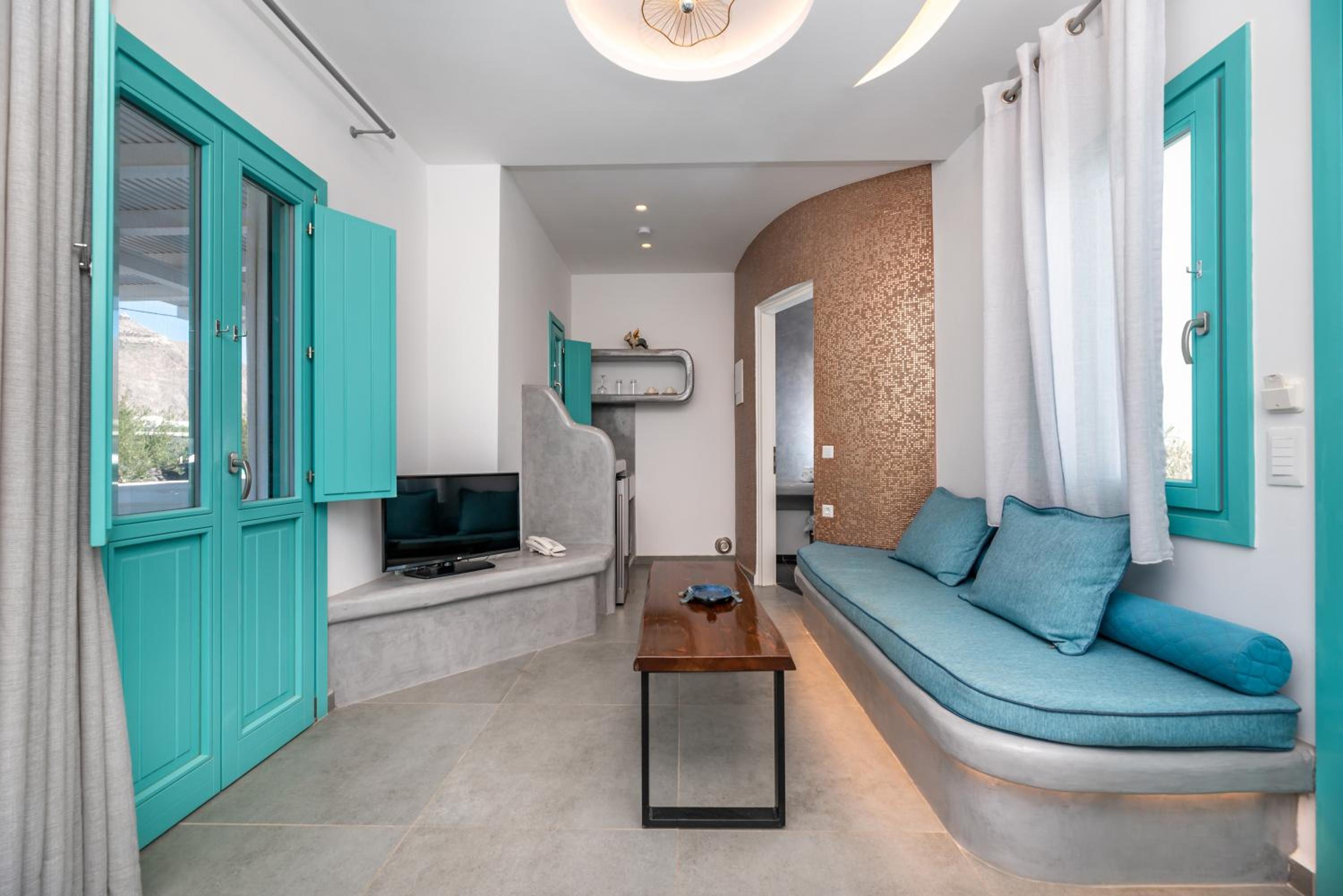 Loft Suite with Outdoor Hot Tub - Photo 7