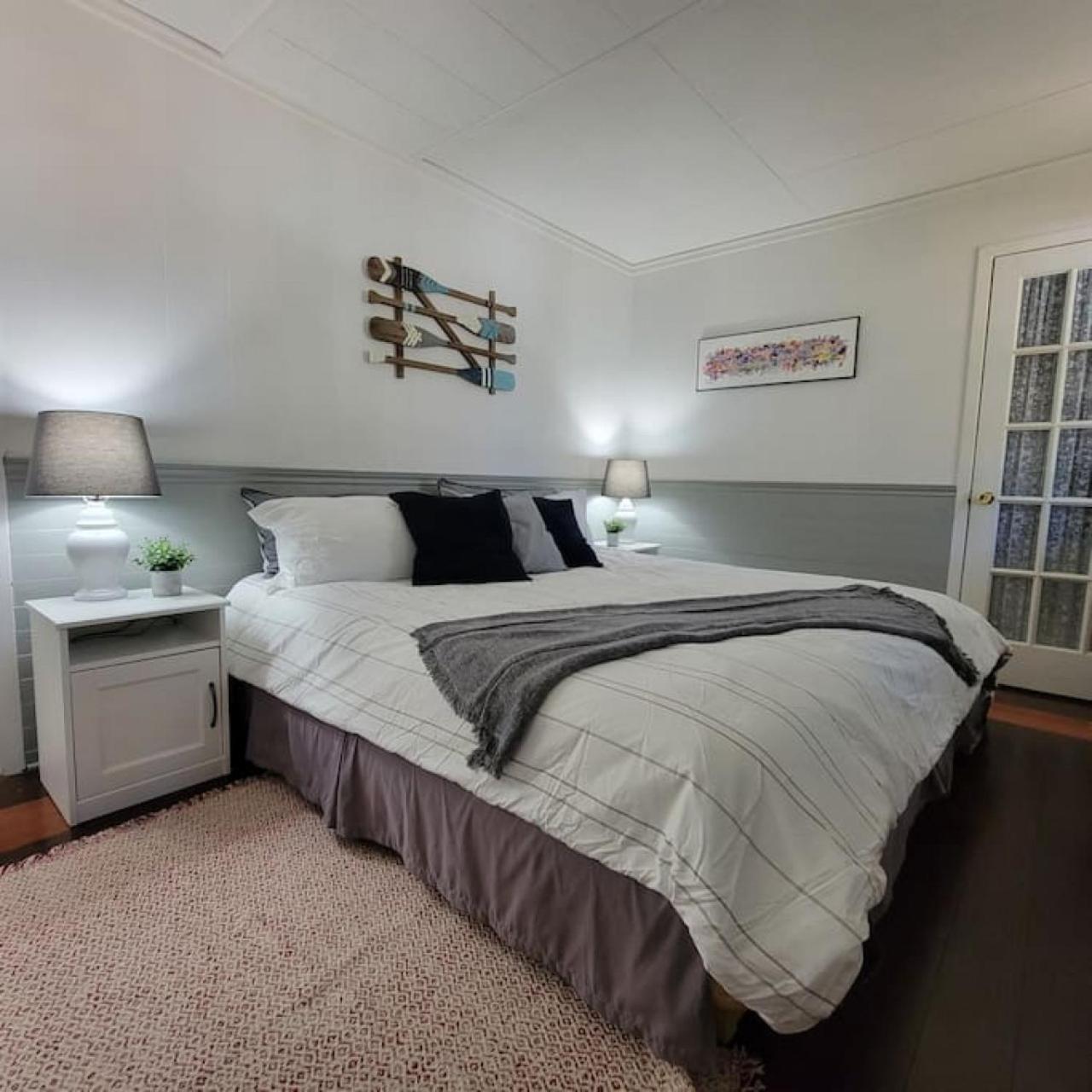 Three-Bedroom House photo 3