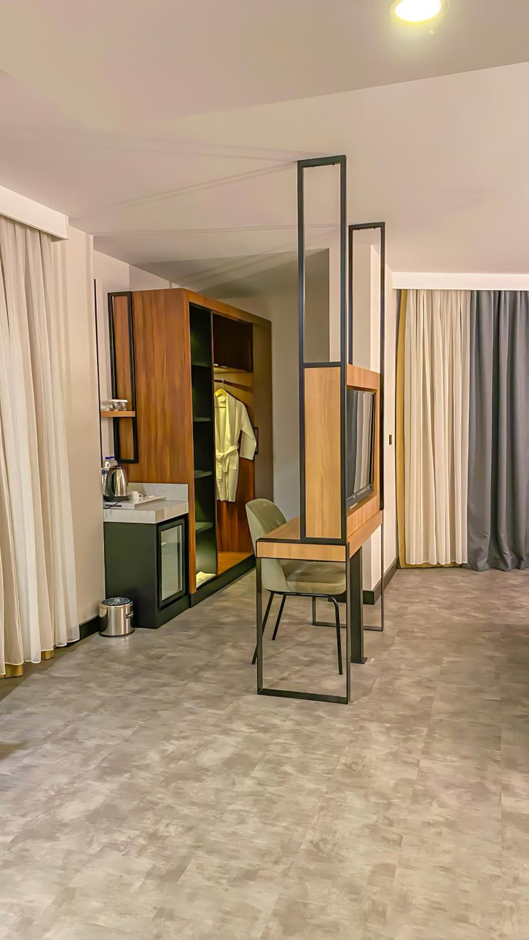Deluxe King Suite with Sofa Bed - Non-Smoking - Photo 4
