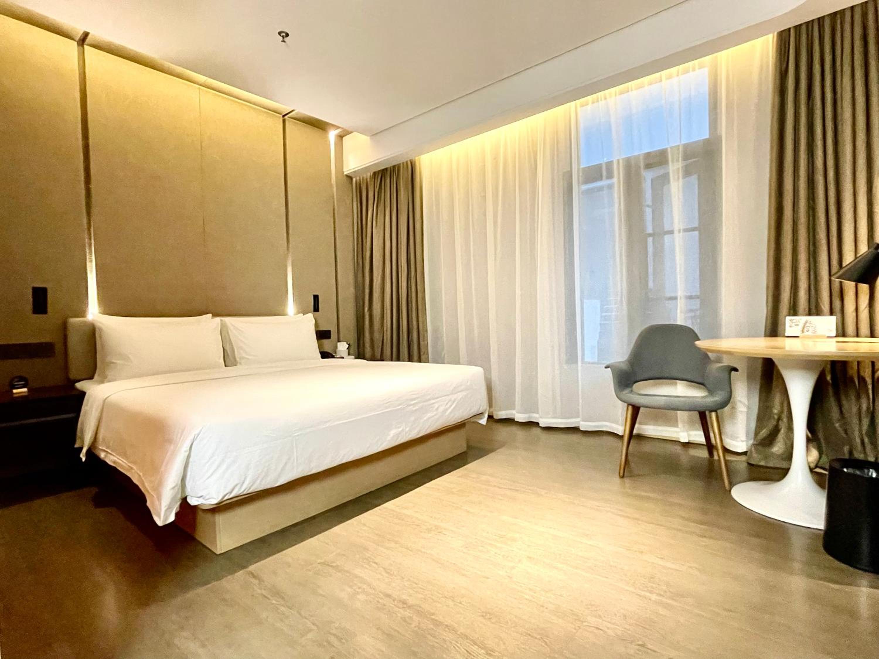Elegant Double Room with Inner Window photo 1