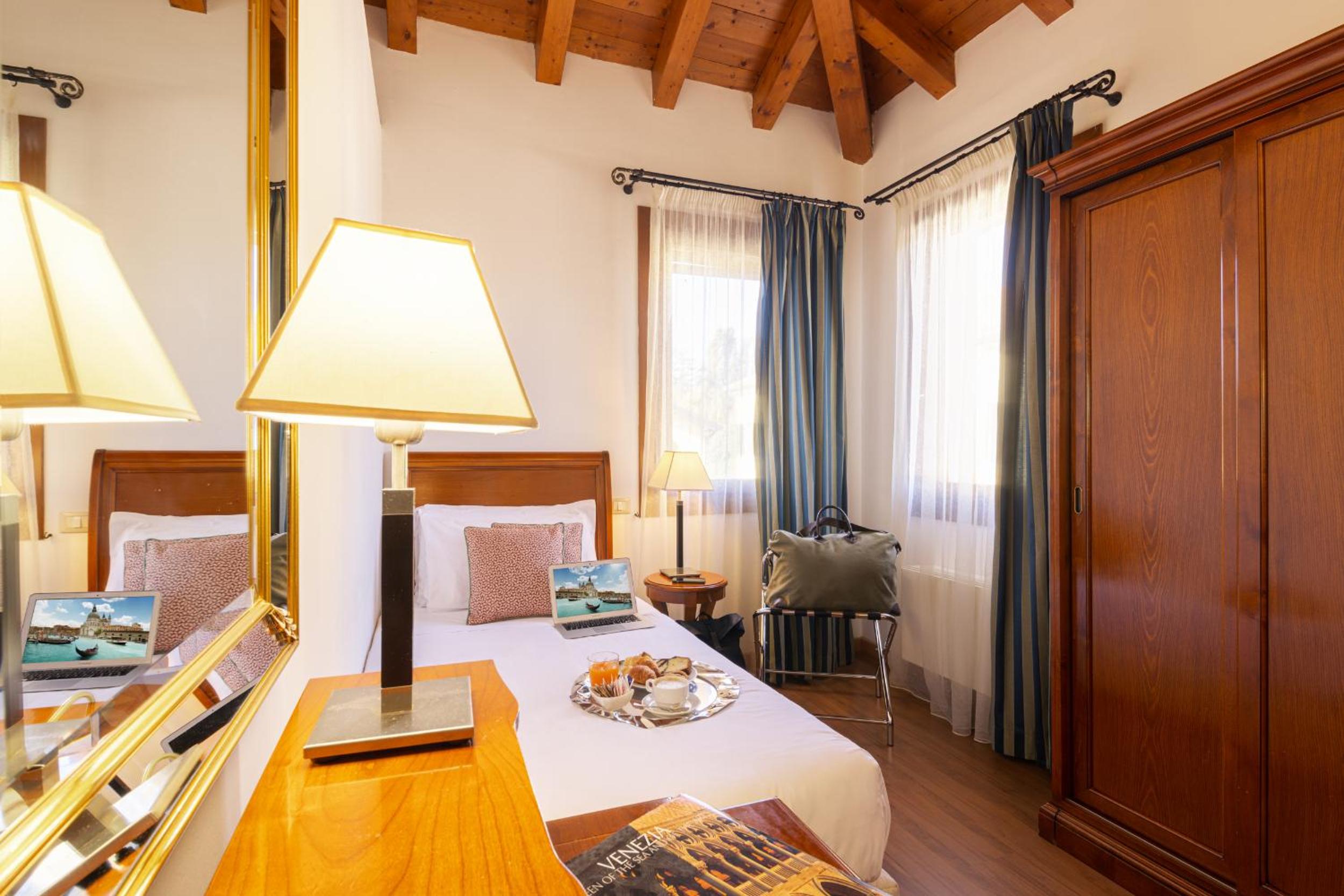 Single Room photo 2