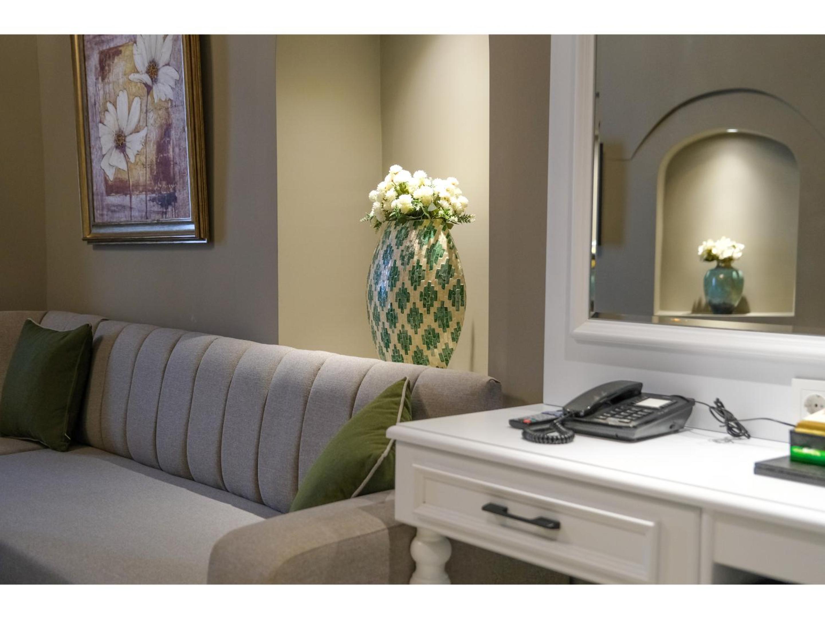 Deluxe Suite with Sea View photo 2