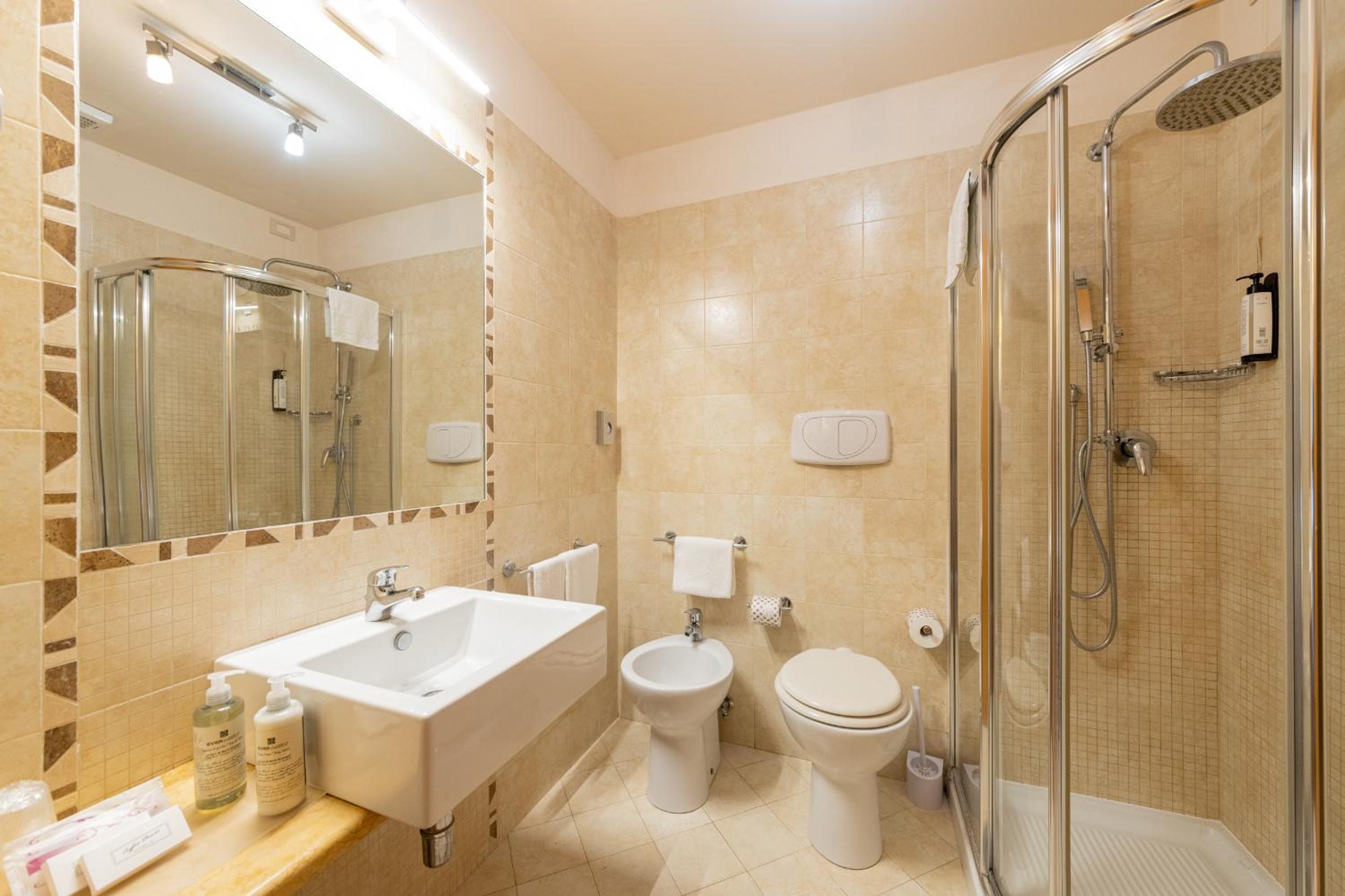 Standard Double or Twin Room - Photo 6