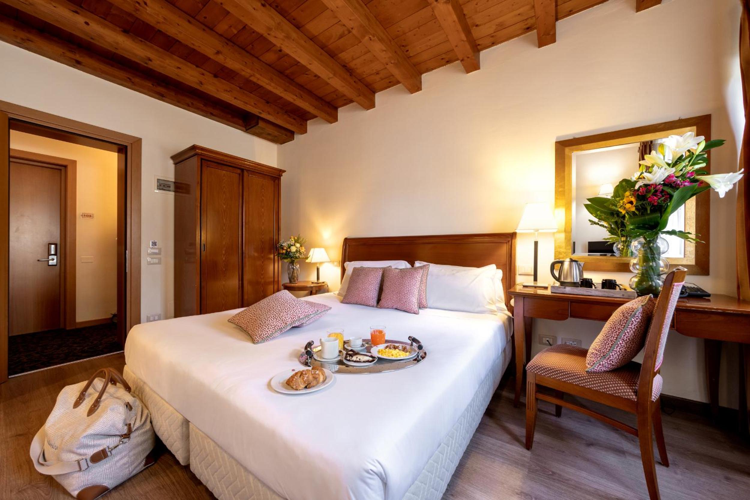 Standard Double or Twin Room - Photo 8