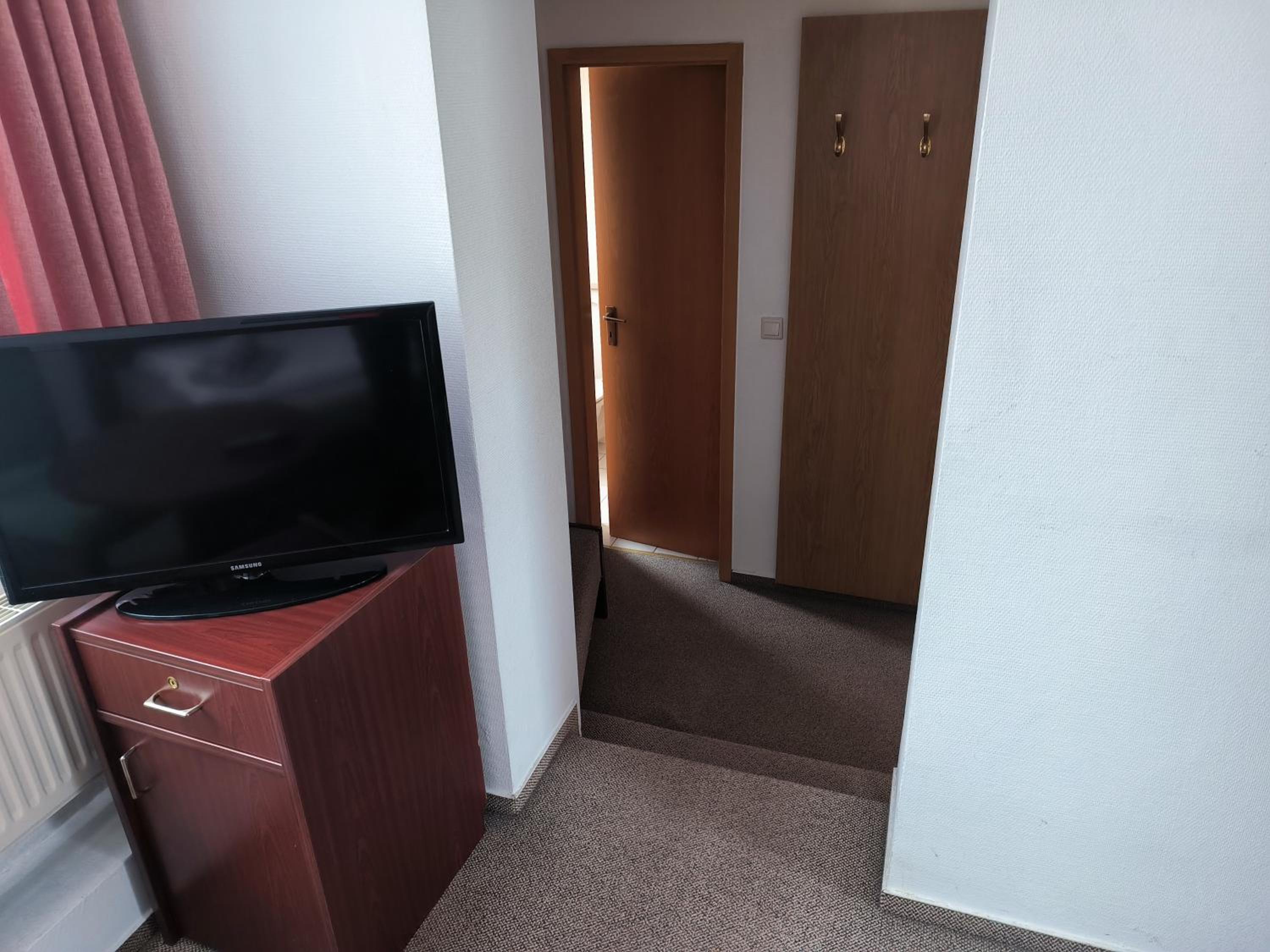 Single Room with Bathroom photo 3