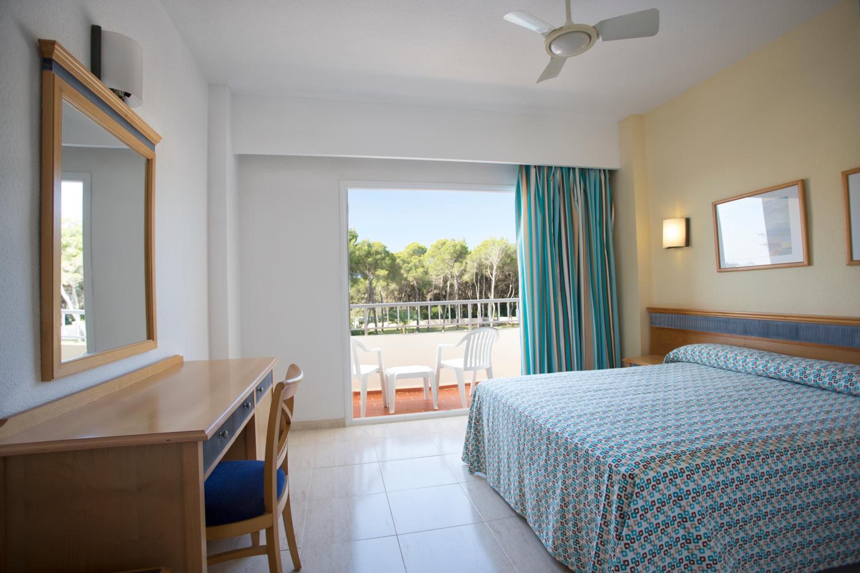 Standard Room (2 adults + 1 child) - Photo 2