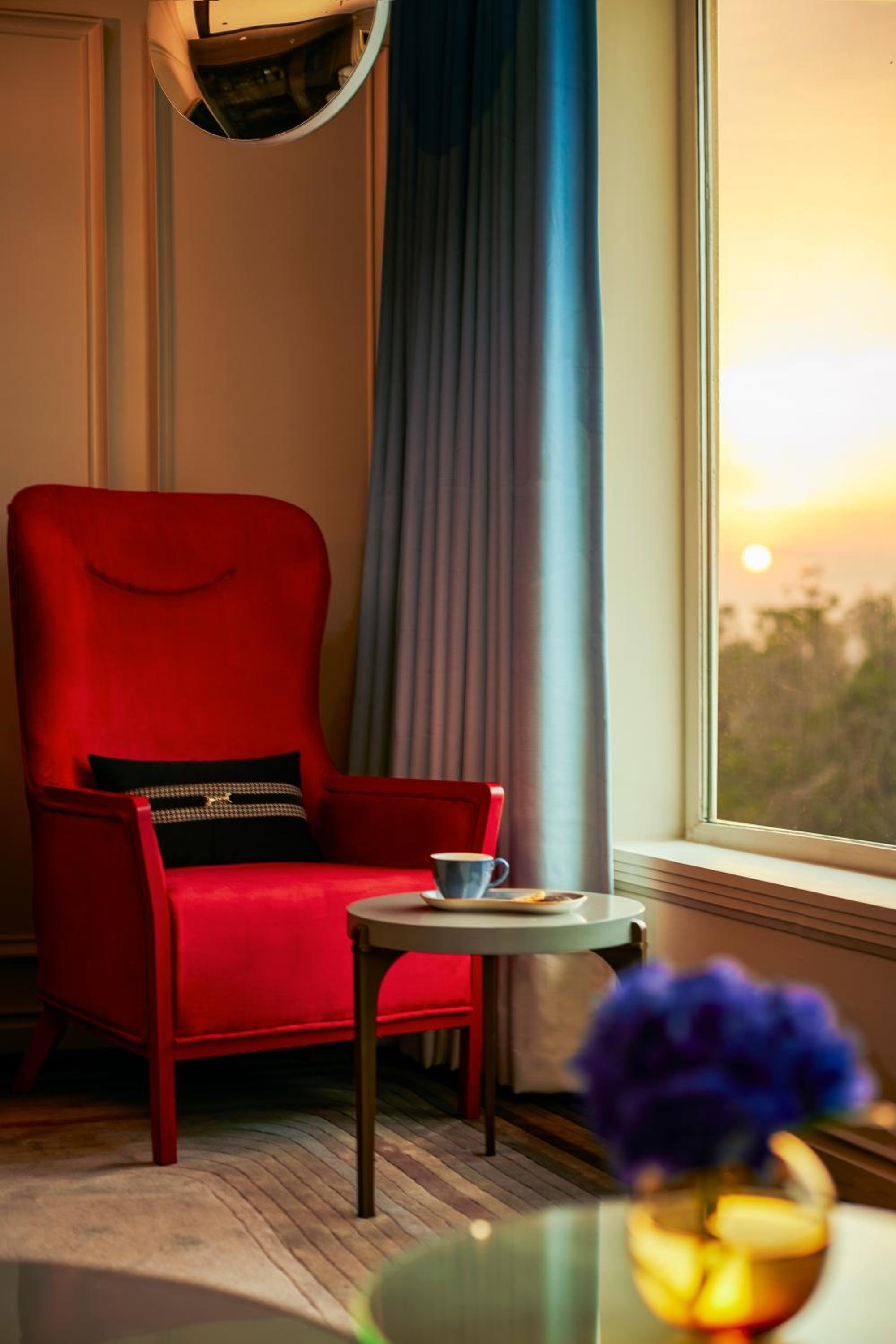 Executive Suite with Bathtub, One-way Airport Transfer, 15% disc on Food, Soft Beverage, Laundry, SPA Credit INR 1,000 (T&C apply) photo 3