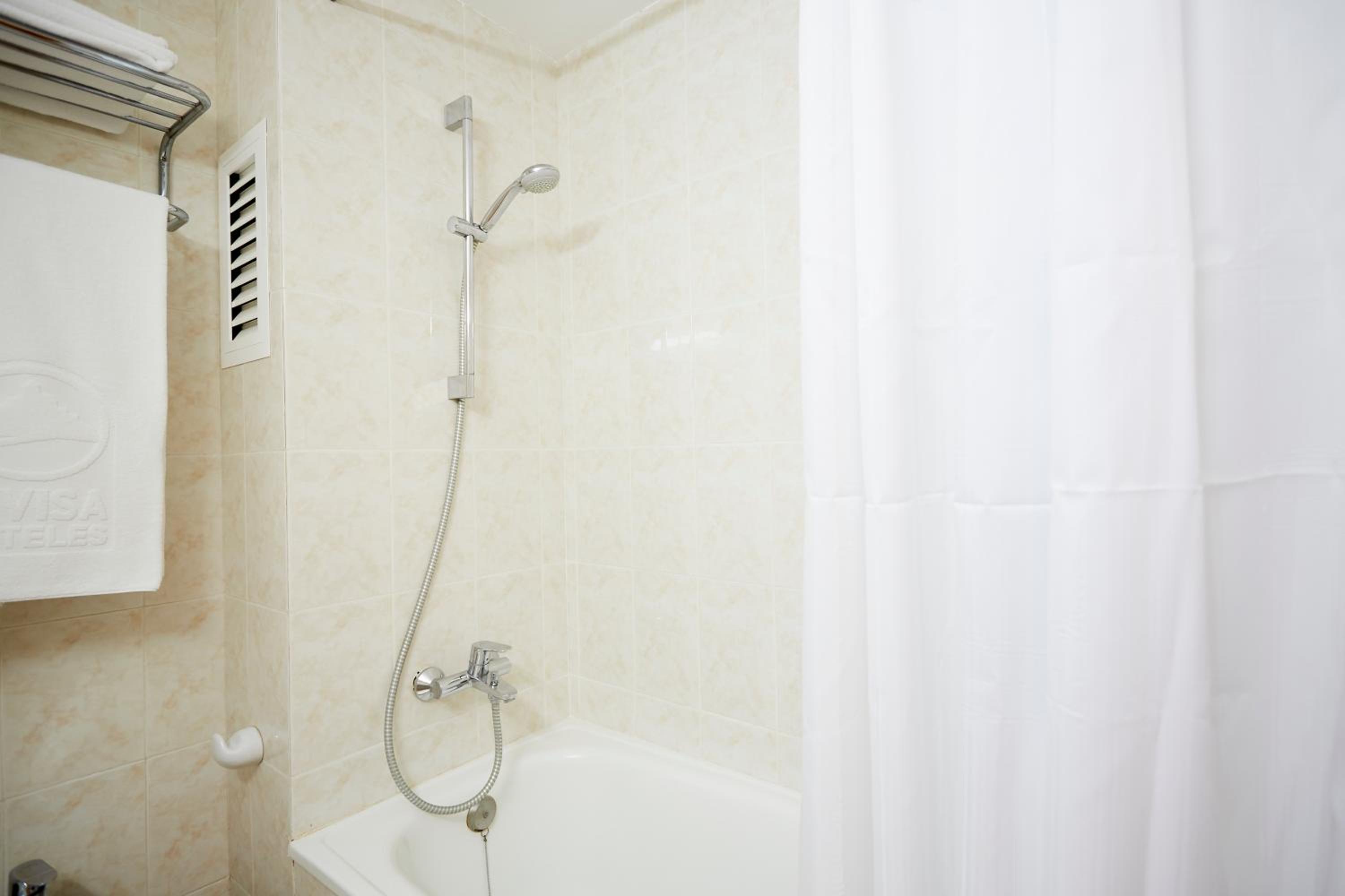 Standard Room (2 adults + 1 child) - Photo 3