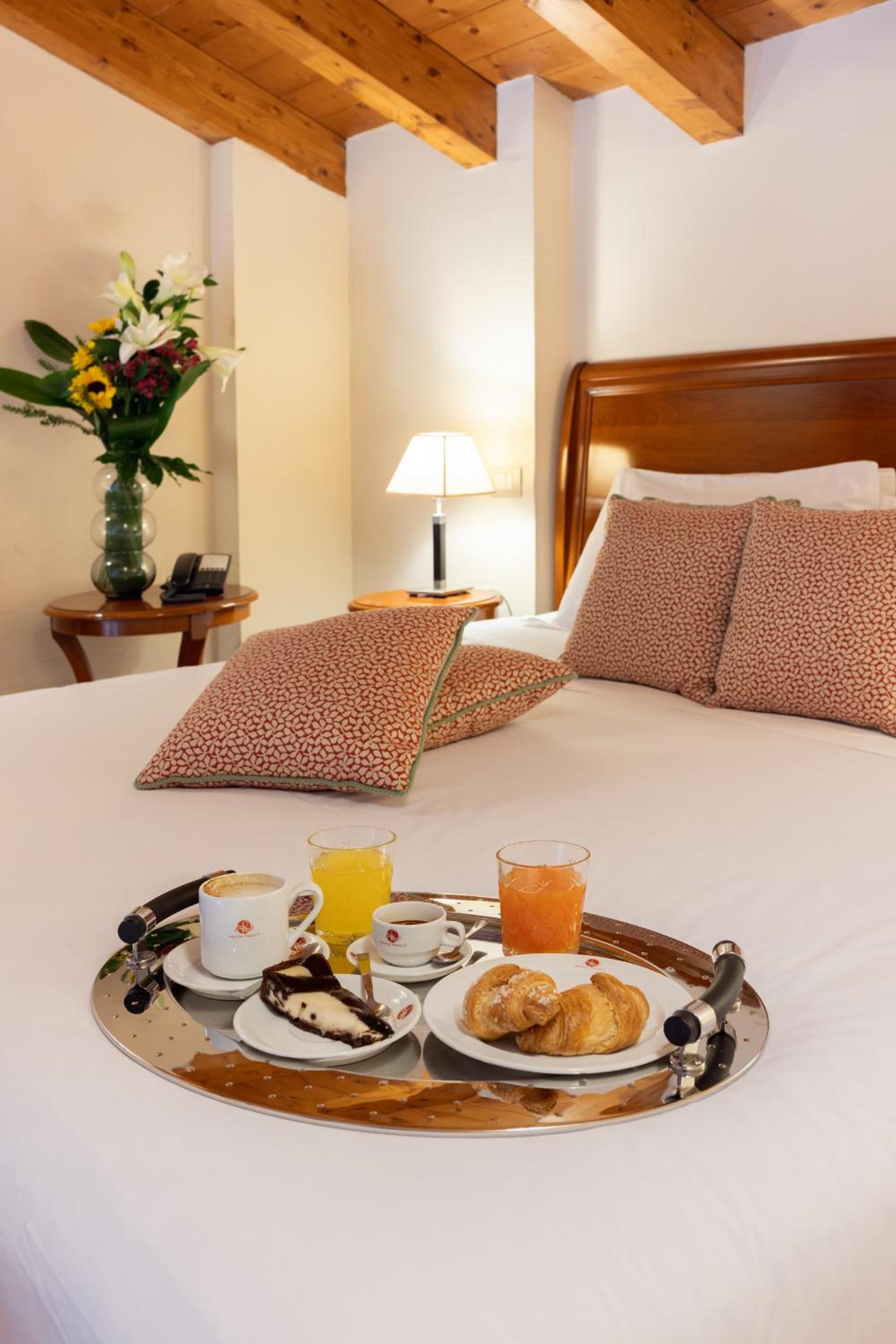 Superior King Room - Photo 10