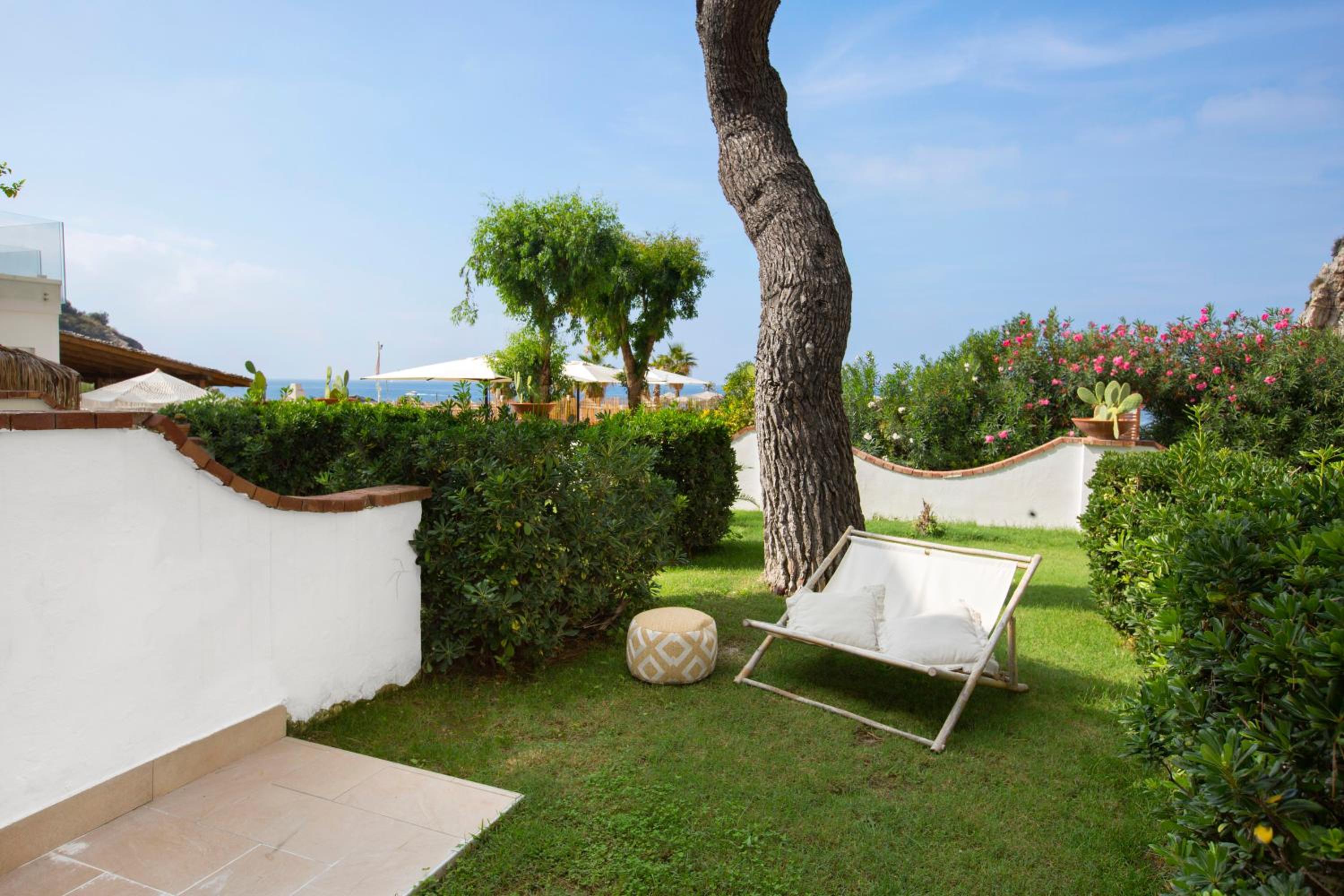 Double Room with Patio - Photo 10