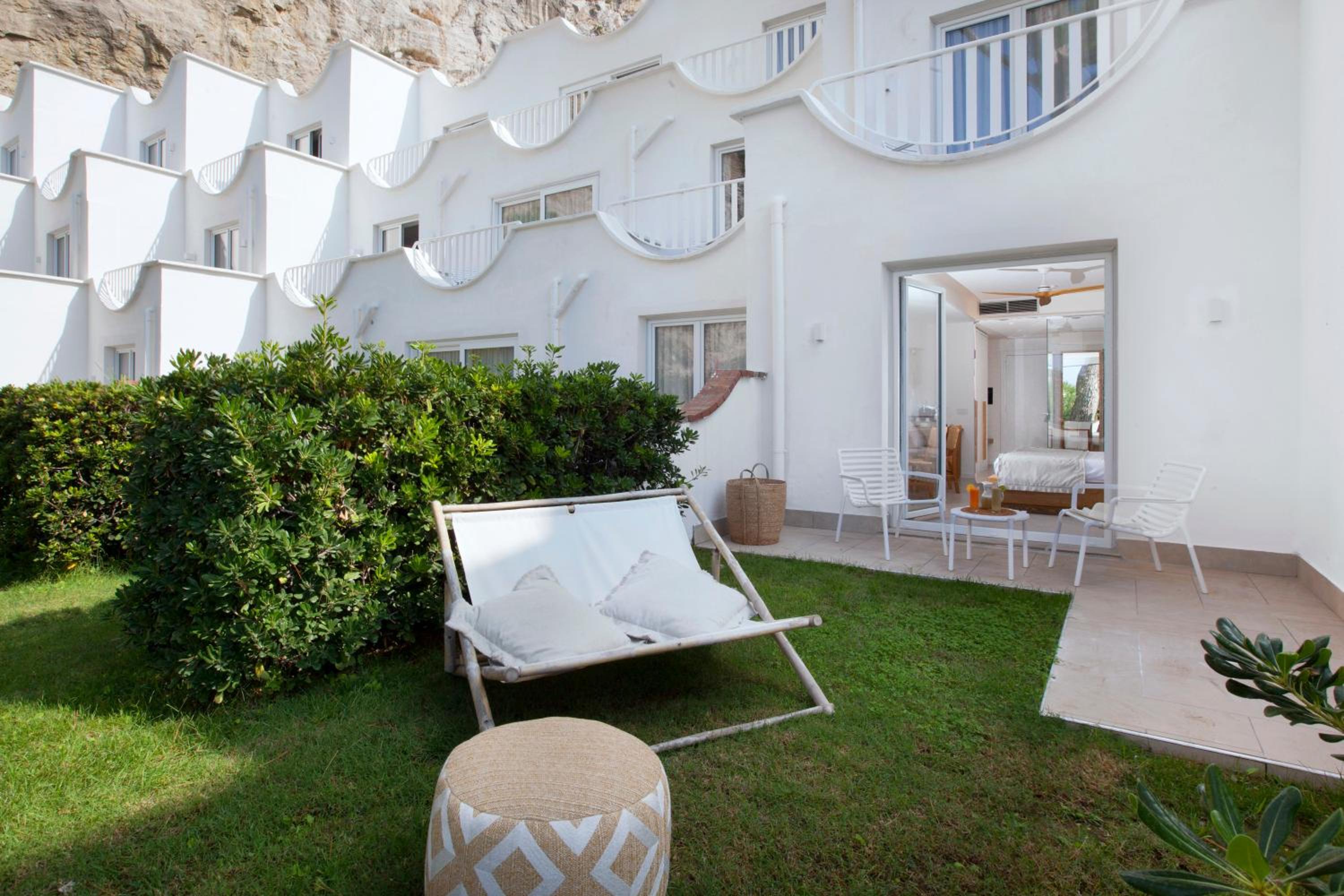 Double Room with Patio - Photo 11