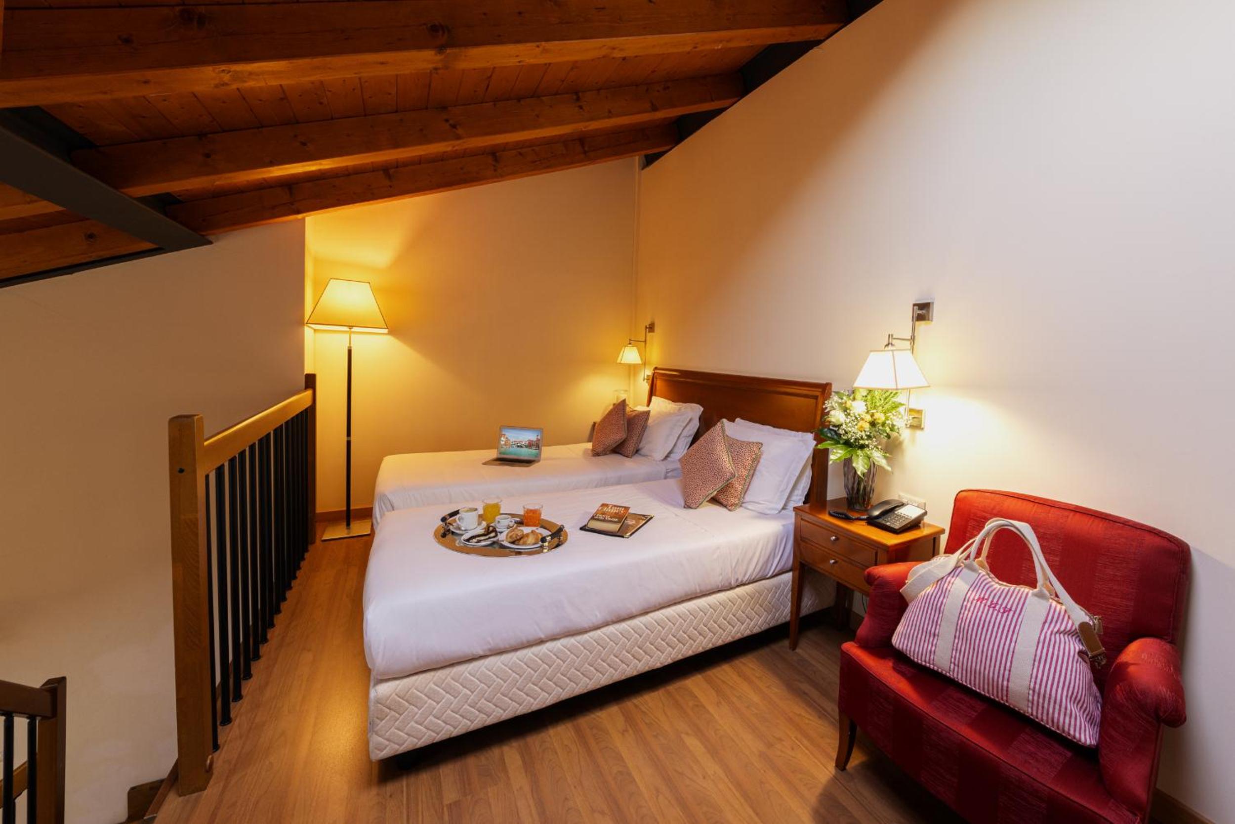 Suite - Photo 11
