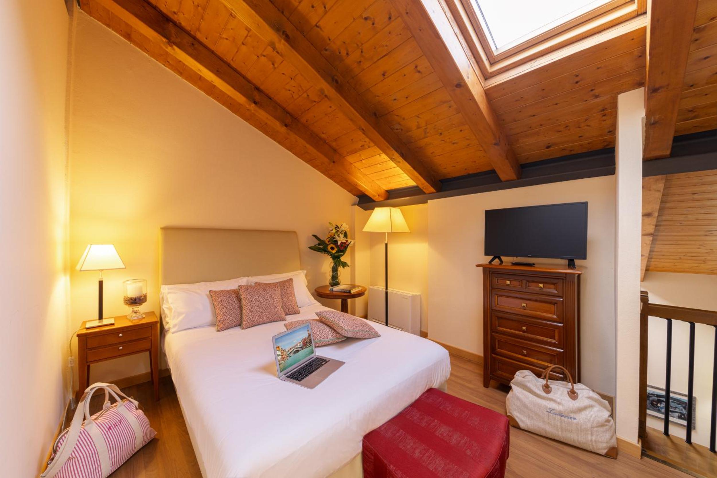 Suite - Photo 10