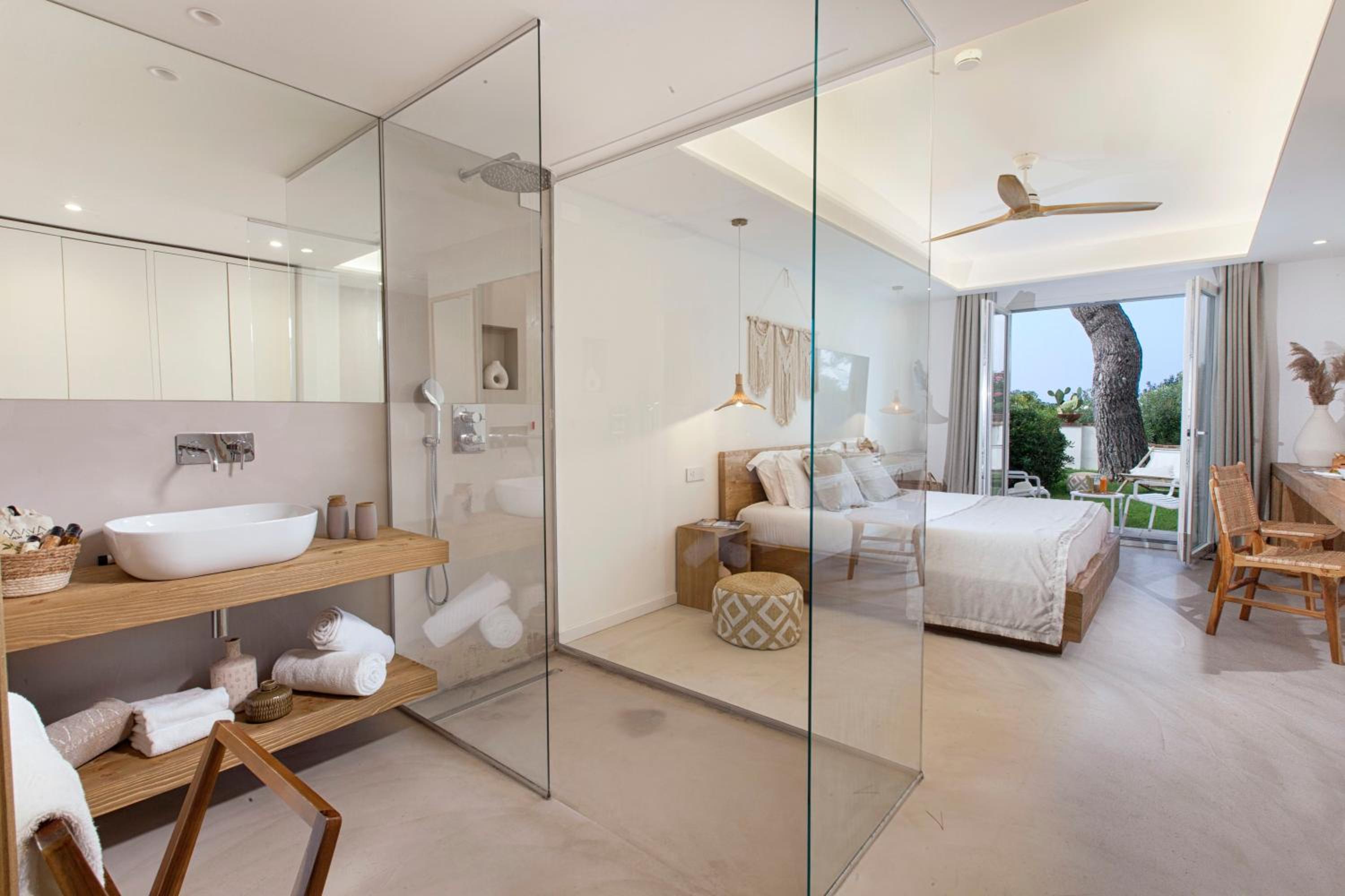 Double Room with Patio - Photo 15