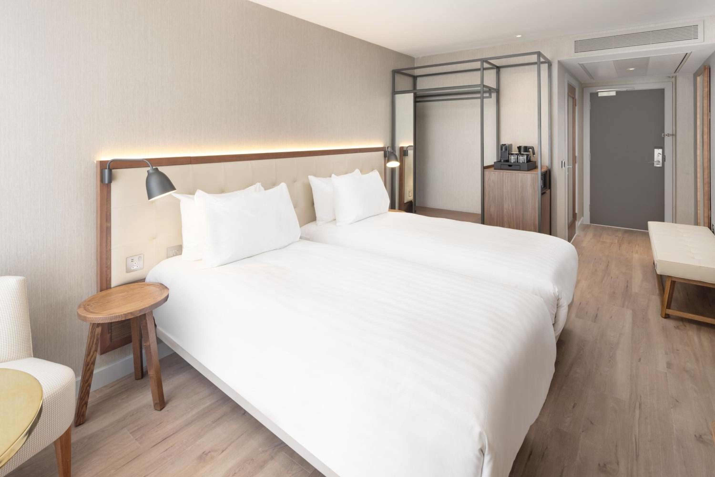 Standard Twin Room - Photo 10
