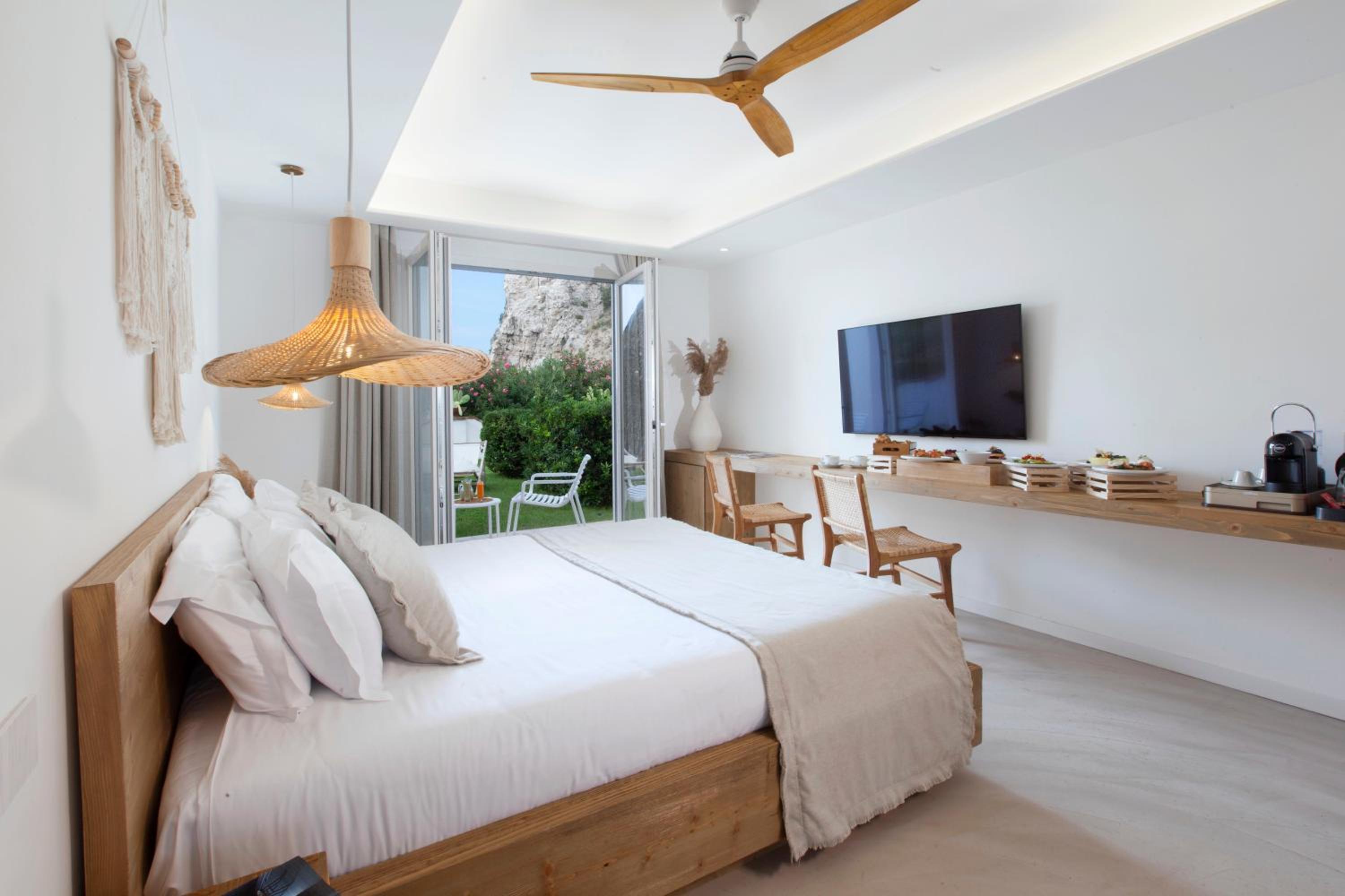 Double Room with Patio - Photo 8
